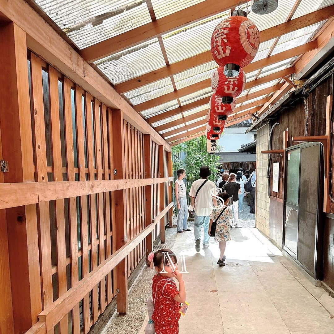 澤野井香里さんのインスタグラム写真 - (澤野井香里Instagram)「京都の夏と言えば#祇園祭 ✨  コンチキチン〜🎵と祇園囃子が鳴り響いて色んな鉾を見ながら屋台🍓🍋に寄ったり、金魚すくいしたりして満喫✨  去年は夜に行って人ごみに押しつぶされそうで災難だったので😂、暑いけど子連れだとまだ人が少ない昼間に行って正解だった🌀  これからお祭りたくさん、楽しみだ💕  #ks_23✨ #ks_kyoto✨ #京都 #烏丸 #祇園 #祇園祭2023 #京都の夏 #関西ママ #京都ママ #男の子ママ #女の子ママ #ママライフ #ママリ #コドモノ  #7歳 #4歳 #👦🏻👧🏻 #S⭐️_ #M🍒_  #s⭐️m」7月17日 11時40分 - kaori_sawanoi