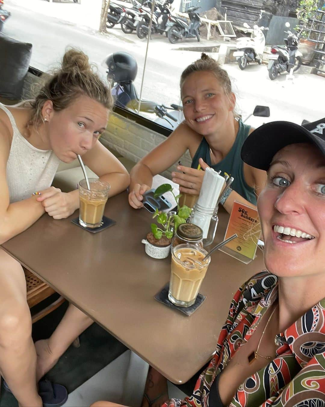 アーニャ・ミッタークさんのインスタグラム写真 - (アーニャ・ミッタークInstagram)「love making memories with you…Bali-Babes  @josephine_henning @tabeakemme21   next stop Australia ✈️ @fifawomensworldcup」7月17日 11時49分 - anjamittag