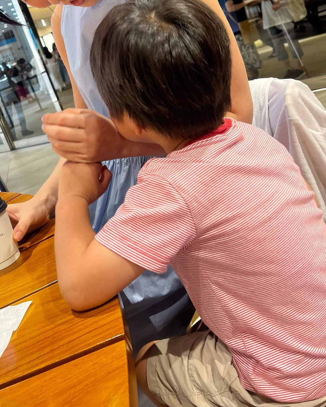 近藤英恵さんのインスタグラム写真 - (近藤英恵Instagram)「可愛い可愛い甥っ子と🥰  妹たちが映画を観るタイミングで日比谷待ち合わせ🩷 姉は観劇🙌  いつか隣の劇場にもご一緒したい🥰  最後のはこないだ部屋でこんなバッタ🦗出たで、 という恐怖体験を聞かせる伯母。飼ってよと言う甥っ子。  無理🦗🙅‍♀️🆖  #甥#甥っ子#甥っ子可愛すぎ#なんでこんなにかわいいのかよ#賢い可愛い#髪の毛ほわほわ#甥っ子セラピー#また来月❤️#🥰#おばバカ」7月17日 11時49分 - hanachan93