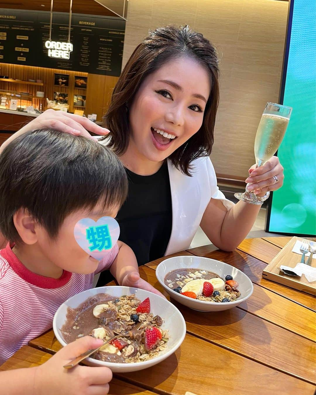 近藤英恵のインスタグラム：「可愛い可愛い甥っ子と🥰  妹たちが映画を観るタイミングで日比谷待ち合わせ🩷 姉は観劇🙌  いつか隣の劇場にもご一緒したい🥰  最後のはこないだ部屋でこんなバッタ🦗出たで、 という恐怖体験を聞かせる伯母。飼ってよと言う甥っ子。  無理🦗🙅‍♀️🆖  #甥#甥っ子#甥っ子可愛すぎ#なんでこんなにかわいいのかよ#賢い可愛い#髪の毛ほわほわ#甥っ子セラピー#また来月❤️#🥰#おばバカ」