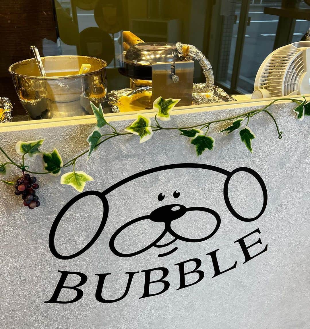 佐藤彩さんのインスタグラム写真 - (佐藤彩Instagram)「パッフル✨  バブル円山本店(@bubble.maruyama )で味わいました☺️  ワッフルの四角いイメージを まんまるぽこぽこさせたフォルムにして生地にしたパッフル✨  初めて食べましたが、ホットケーキを、さらにもちっとさせたような食感で美味しかったです🤗  私は「甘酸っぱい恋を味わいました」と言いたいがために！笑 甘酸っぱい恋の苺をチョイス🤣  ほんのり甘いパッフル生地に、いちごの甘酸っぱい感じとひんやりアイスのバランスが絶妙でした✨ .  美瑛のジャージー牛乳、芦別の卵など、素材にこだわっている絶品スイーツ、そしてお食事系のパッフルも！  とろもち食感の、ミルク餅ドリンクも美味しかったですよ🥤  地下鉄東西線 西28丁目駅からすぐです！  #パッフル #西28丁目グルメ #札幌スイーツ #札幌グルメ #ミルク餅 #ジャージー牛乳 #ミルクスイーツ #彩の街角ネクストフォーカス でご紹介 #今日ドキッでも金城アナが紹介していました」7月17日 11時58分 - hbc_ayasato