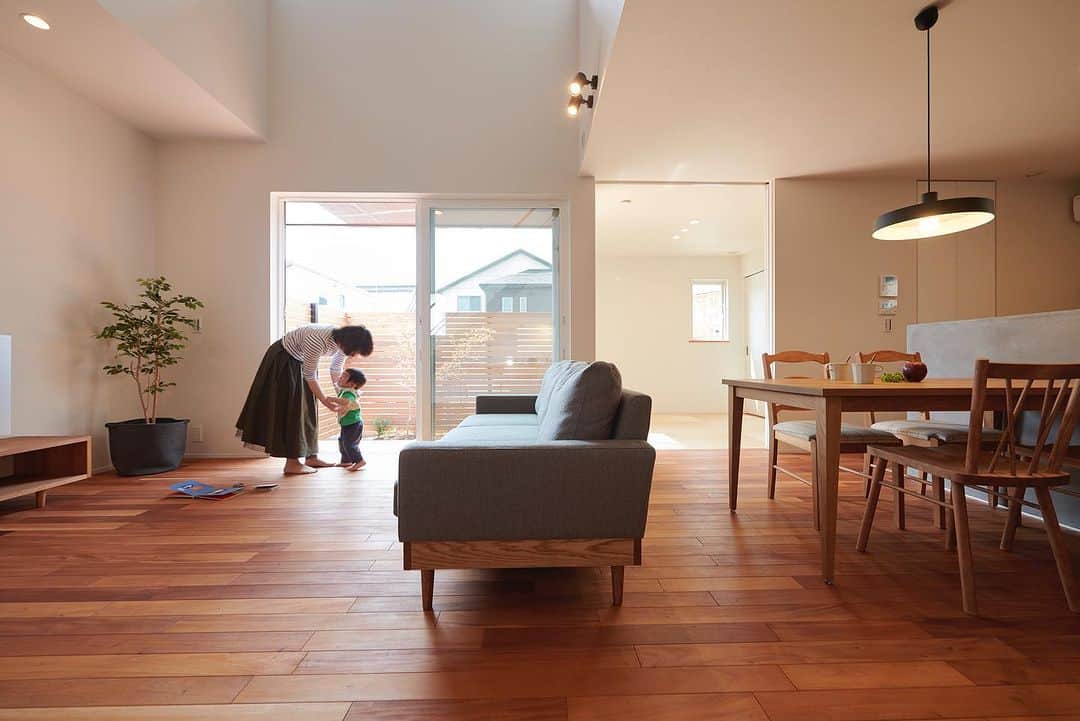 ルポハウス一級建築士事務所さんのインスタグラム写真 - (ルポハウス一級建築士事務所Instagram)「・ ・ ・ 《クラシカルに暮らす家》 ●Dining／Living＿ 無垢のマホガニーの床が印象的なリビング。 ・ マホガニーはやわらかな赤褐色で、家具や観葉植物の色を包み込むように調和してくれます。 ・ 時間をかけて深みのあるブロンズ色に変わり、経年変化も楽しめます。 ・ ・ 設計担当/橋本健史 @_kenji_hashimoto_ ・ ・ ・ 𓐌𓐌𓐌𓐌𓐌𓐌𓐌𓐌𓐌𓐌𓐌𓐌𓐌𓐌𓐌𓐌𓐌𓐌  ルポハウスの施工事例はこちらまで☞ @reposhouse  𓐌𓐌𓐌𓐌𓐌𓐌𓐌𓐌𓐌𓐌𓐌𓐌𓐌𓐌𓐌𓐌𓐌𓐌 #ルポハウス は#ちょっとかっこいい家 を"友人のために" という思いでつくっています。 一生に一度の#マイホーム。 「あなたにしかできない」×「ルポハウスだからできる」で、 私たちだけの#家づくり を思いっきり楽しんでみませんか？！ ・ ・ ・ #住宅 #注文住宅 #新築一戸建て #デザイナーズ住宅  #一級建築士事務所 #設計事務所 #滋賀県大津市 #滋賀県草津市 #リビングインテリア #マホガニー床 #無垢フローリング #吹き抜けリビング #吹抜けリビング #モールテックス #デコランプ」7月17日 12時00分 - reposhouse