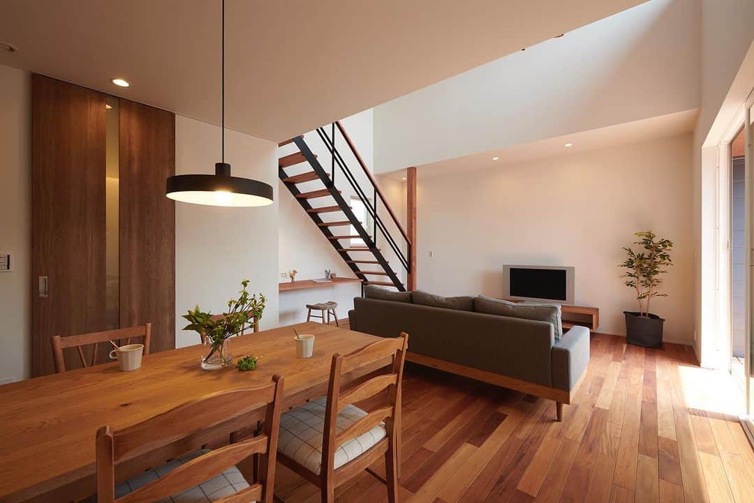 ルポハウス一級建築士事務所さんのインスタグラム写真 - (ルポハウス一級建築士事務所Instagram)「・ ・ ・ 《クラシカルに暮らす家》 ●Dining／Living＿ 無垢のマホガニーの床が印象的なリビング。 ・ マホガニーはやわらかな赤褐色で、家具や観葉植物の色を包み込むように調和してくれます。 ・ 時間をかけて深みのあるブロンズ色に変わり、経年変化も楽しめます。 ・ ・ 設計担当/橋本健史 @_kenji_hashimoto_ ・ ・ ・ 𓐌𓐌𓐌𓐌𓐌𓐌𓐌𓐌𓐌𓐌𓐌𓐌𓐌𓐌𓐌𓐌𓐌𓐌  ルポハウスの施工事例はこちらまで☞ @reposhouse  𓐌𓐌𓐌𓐌𓐌𓐌𓐌𓐌𓐌𓐌𓐌𓐌𓐌𓐌𓐌𓐌𓐌𓐌 #ルポハウス は#ちょっとかっこいい家 を"友人のために" という思いでつくっています。 一生に一度の#マイホーム。 「あなたにしかできない」×「ルポハウスだからできる」で、 私たちだけの#家づくり を思いっきり楽しんでみませんか？！ ・ ・ ・ #住宅 #注文住宅 #新築一戸建て #デザイナーズ住宅  #一級建築士事務所 #設計事務所 #滋賀県大津市 #滋賀県草津市 #リビングインテリア #マホガニー床 #無垢フローリング #吹き抜けリビング #吹抜けリビング #モールテックス #デコランプ」7月17日 12時00分 - reposhouse