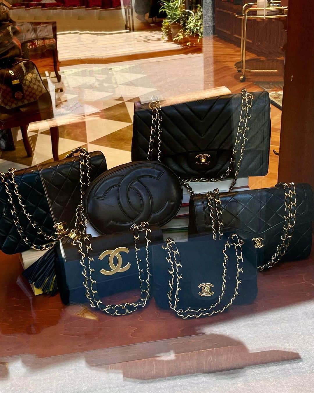 のインスタグラム：「Can’t go wrong with #ChanelClassic 🖤   ▼Customer service /Chinese/Korean/Japanese *Please feel free to contact us! *商品が見つからない場合にはDMにてお問い合わせください   ▼International shipping via our online store. Link in bio.  #tokyovintageshop #오모테산도 #omotesando #aoyama #表參道 #명품빈티지 #빈티지패션 #도쿄빈티지샵  #ヴィンテージファッション #ヴィンテージショップ  #chanelvintage #chanel #vintagechanel #chanellover #빈티지샤넬 #샤넬  #シャネル #샤넬클래식」