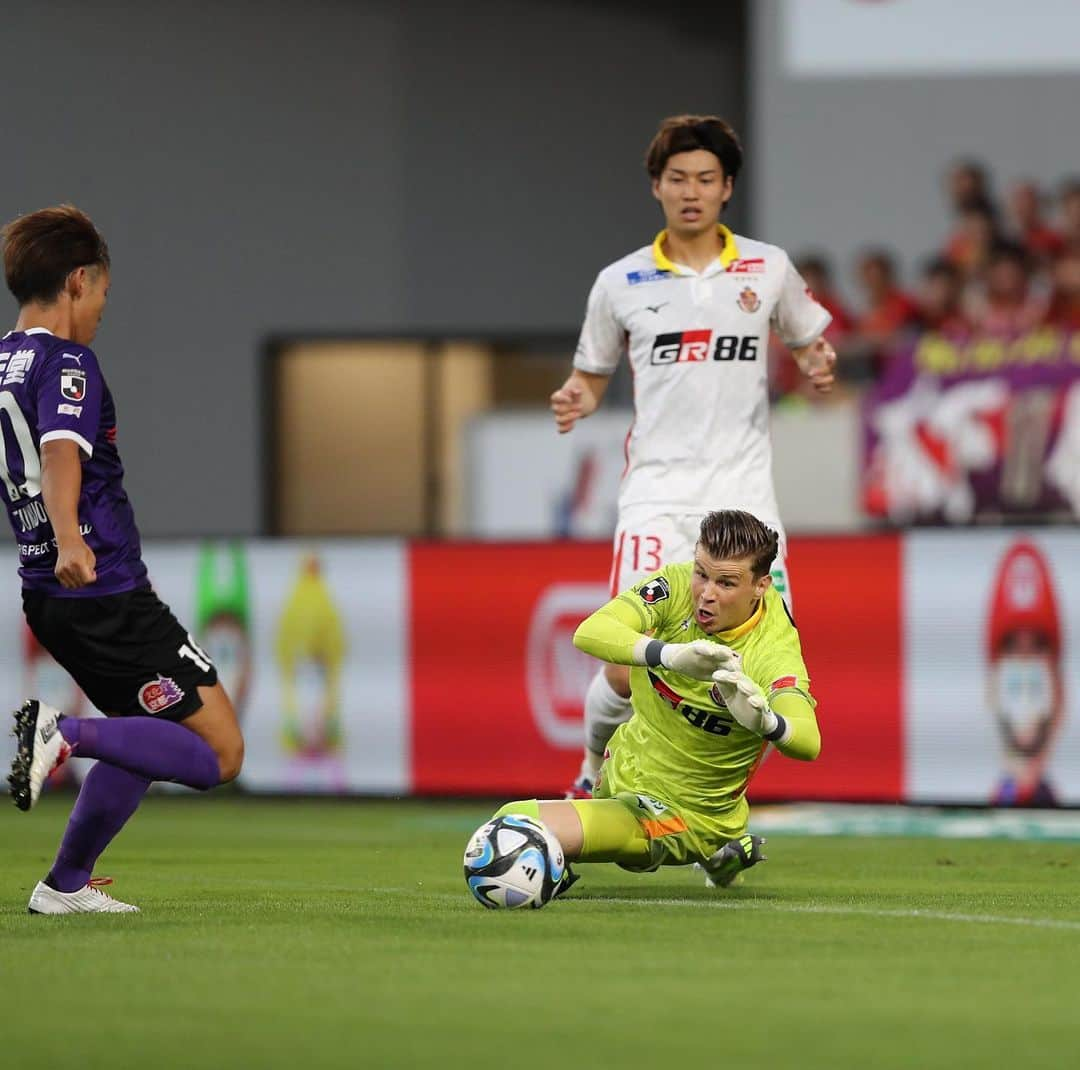 ミチェル・ランゲラクのインスタグラム：「As thrilling as it is to win in the last minute, it’s equally frustrating to lose in the last minute. An added challenge to back up after a midweek 120 minutes, everyone left it all out on the pitch pushing for the winner. This is football and sometimes it doesn’t go our way! We now have a few days off to recover and mentally recharge for the next battles! #forzanagoya @nagoyagrampus」