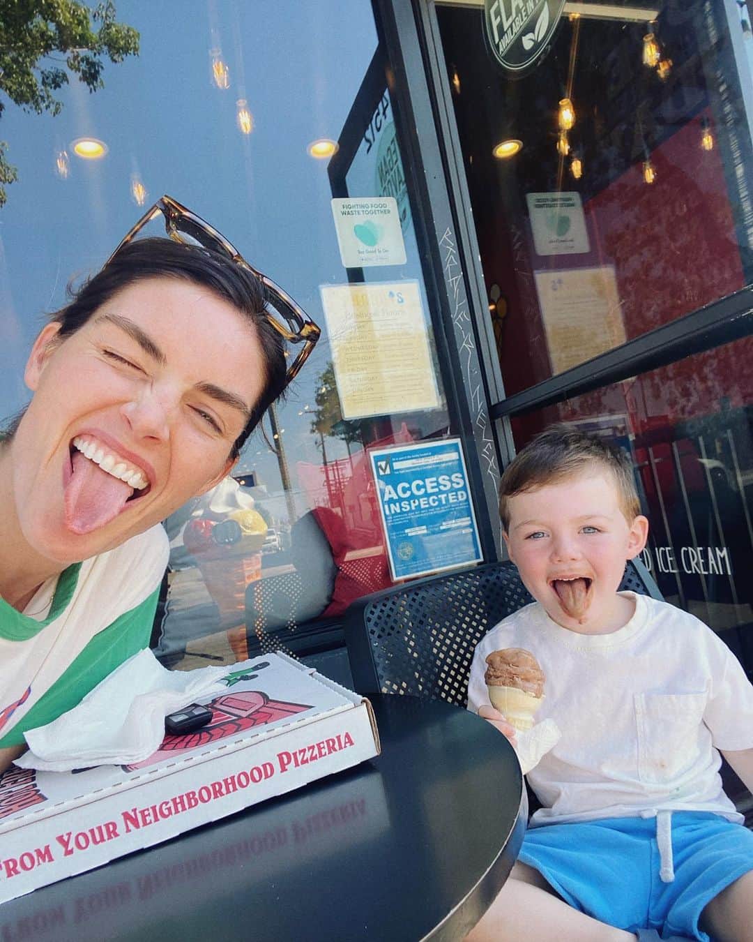 ヒラリー・ローダのインスタグラム：「has the month of july felt like an eternity for anyone else?」