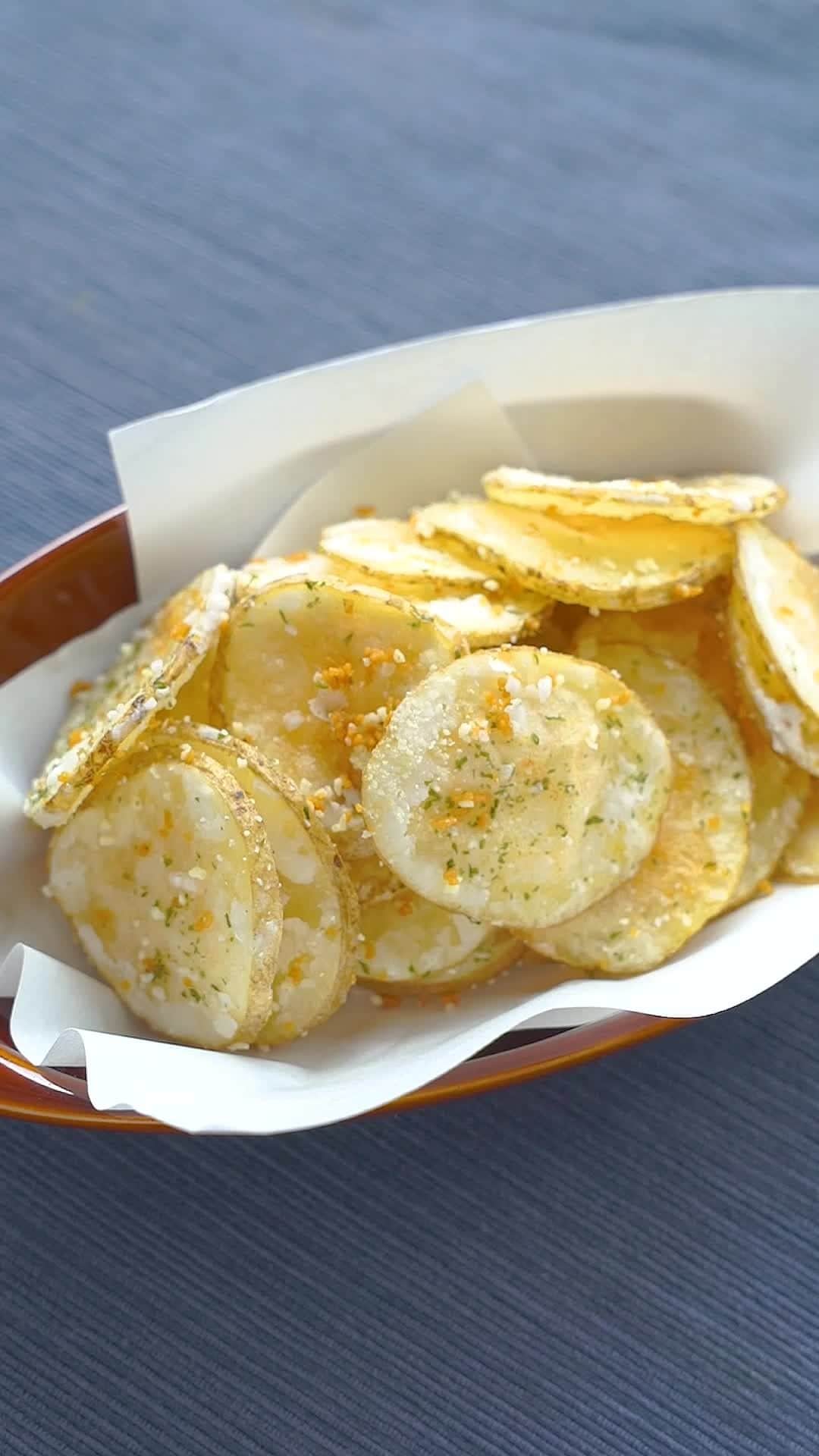 のインスタグラム：「※作ってみたい！、食べたい！と思ったら「❤️」して教えてください！ 『さくさく食感 厚切りポテトチップス』  「材料」は投稿文をチェック↓  ———————————————————— 日常的に使える「レシピアイデア」を毎日お届け！ @kurashiru のフォローをお願いします✨ 参考になったという方は「保存🔖」 美味しそうって思った方は「いいね♥︎」してね！ ————————————————————  【材料】 4人前 じゃがいも（300g） 3個 水（じゃがいも用） 適量 片栗粉 大さじ3  ----- コンソメチーズ ----- コンソメ顆粒 小さじ1 粉チーズ 小さじ1 パセリ 小さじ1/2  揚げ油 適量  #クラシル #クラシルごはん #おやつレシピ #おつまみレシピ #じゃがいも #じゃがいもレシピ #ポテトチップス」