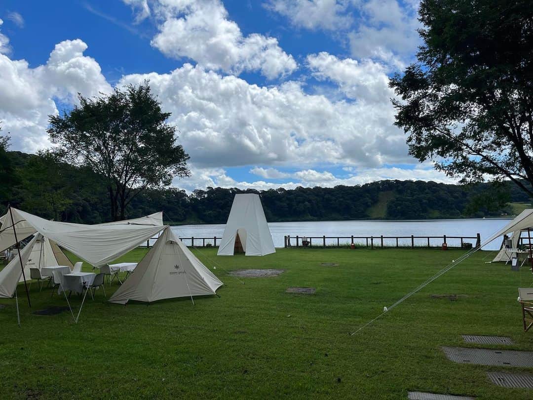 COGITEさんのインスタグラム写真 - (COGITEInstagram)「今日は奥霧島御池キャンプ村でVOTEさん主催のピクニックランチ。 設計させて頂いたテントのお披露目も^_^  御池で40年近く前にボート乗った記憶ある。身近で御池見るのはそれぶり。  @vote_cafe」7月17日 12時01分 - cogite_jp