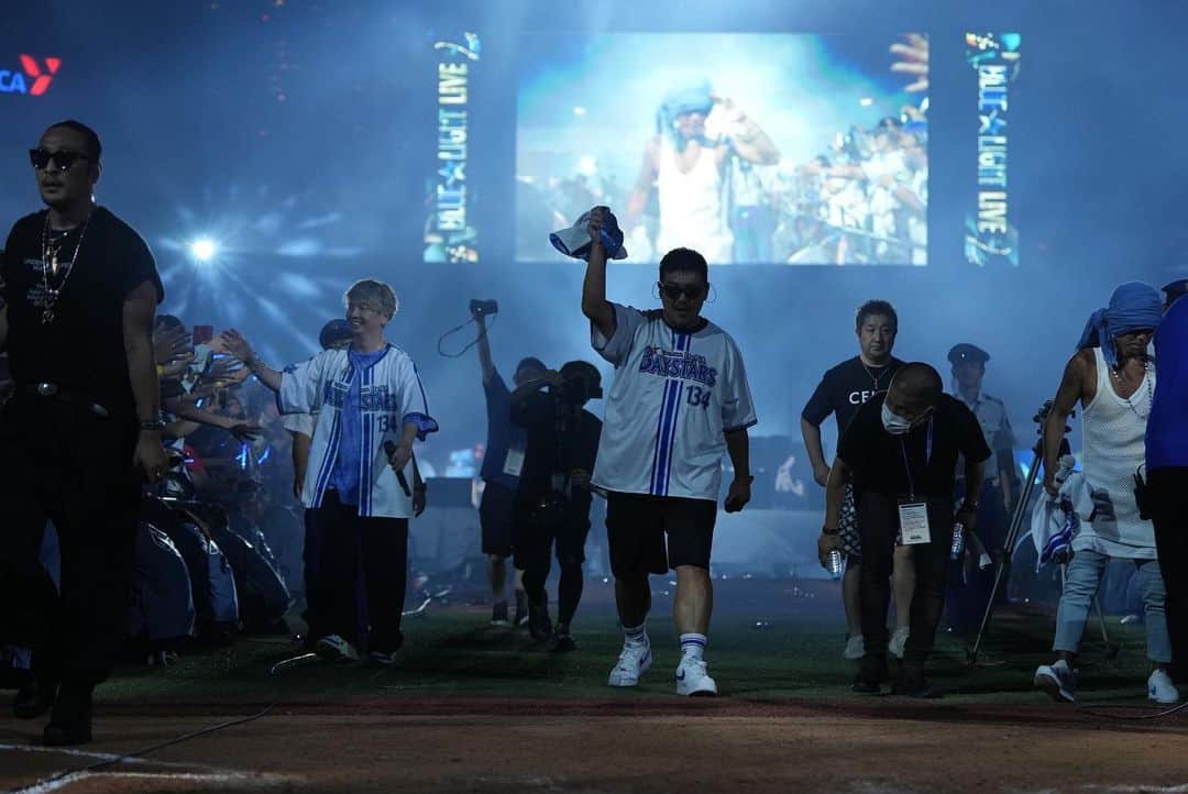 HAN-KUNのインスタグラム：「Blue Light Live  横浜ベイスターズ 対 広島カープ  試合後に歌わせて 貰いました  両チームの方達 熱いファンの方達  熱い試合の後 一つになって 作り出す景色に スポーツの素晴らしさ を感じました  もちろん 勝負なんで 勝ち負けは大事 でも それと同じ様に 楽しむ気持ちが大事 だという事に 改めて気づけた夜でした  皆さん ありがとう！！  次は8月12日 20周年ライブで帰ってくるぞ！！  @baystars_official  #横浜ベイスターズ  #湘南乃風   ©️YDB」