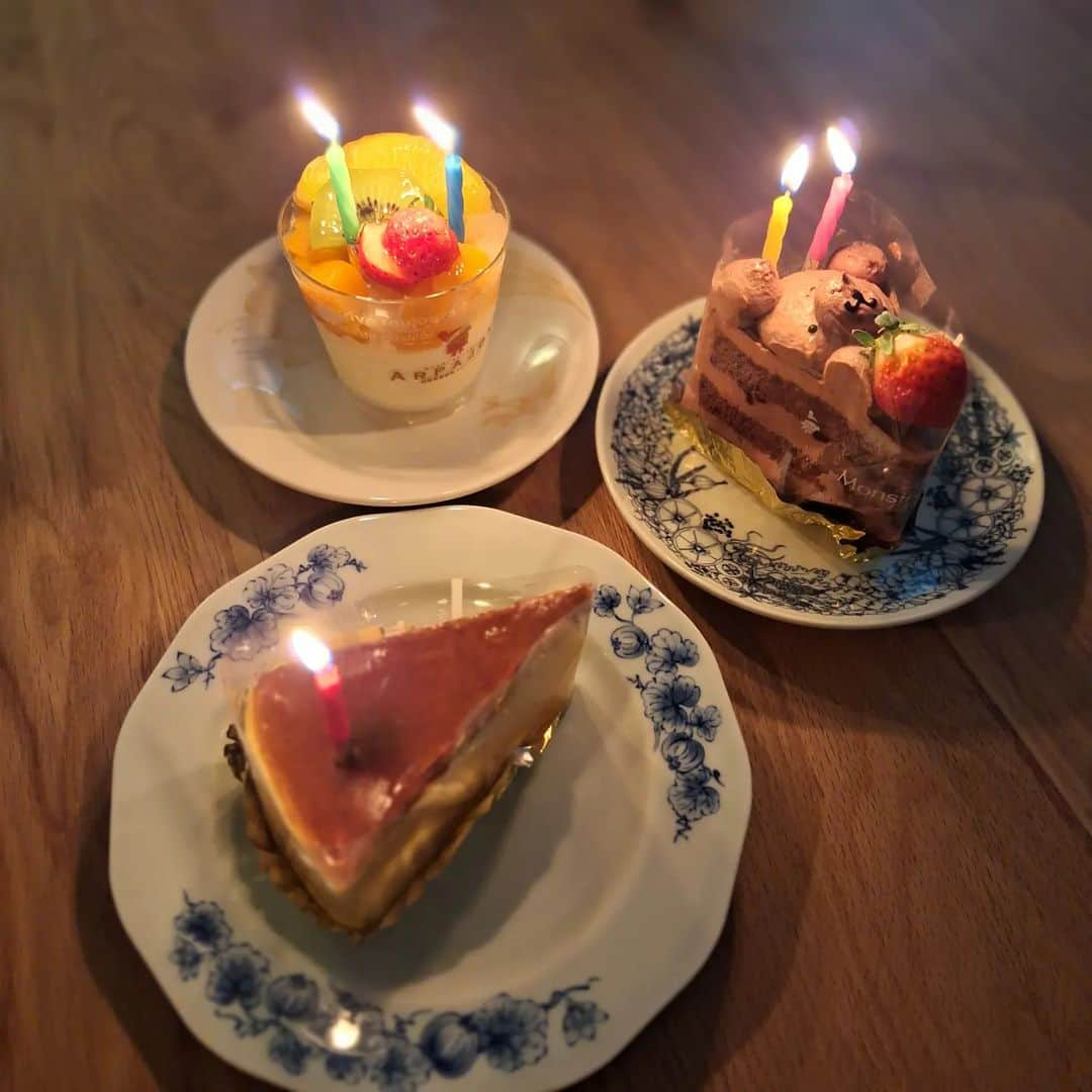 広村美つ美のインスタグラム：「昨日は私の誕生日でした🎂⁡ ⁡彰は遠征試合で不在だったので母子で過ごす誕生日🎉⁡ ⁡めっちゃ私的には普通の1日😂⁡ 朝起きてすぐ息子が「誕生日おめでとう！！」これだけで嬉しい☺️⁡ ⁡私の誕生日だと言う理由をつけて「ママ！ケーキ買いに行こう！皆でロウソク消したい！」という事でリクエストのケーキ屋さんへ行き皆でロウソク消し😂⁡ ⁡息子のリクエストで「洗車したい！洗車行きたい！」との事で洗車へも行き皆で車綺麗にしました✨育ちゃんや義両親からも贈り物が来てお祝いしてくれる人が居てくれて嬉しいな〜ってしみじみ思う1日に。アラサーラストの34歳になりました☺️⁡ .⁡ ⁡#誕生日 #34歳 #母子で過ごす休日  #ケーキ #洗車 #7月生まれ」