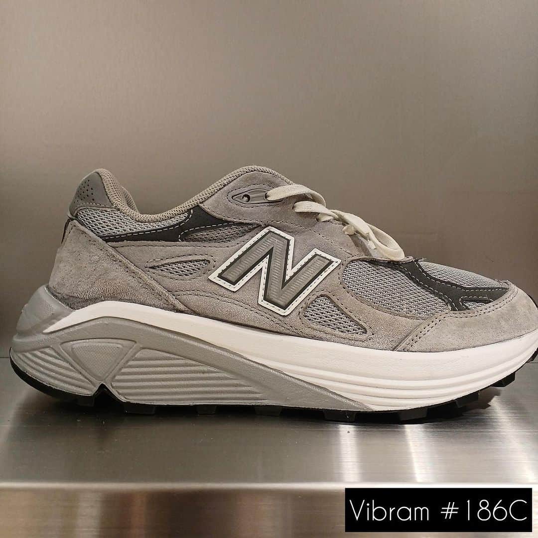 Sneaker At Randomのインスタグラム：「ニューバランスのオールソールに相性の良いミッドソール一体型のVibram  #186C 衝撃吸収に優れ反発力がある為、長時間の歩行に最適。 RGS(ローリングゲイトシステム)を採用。衝撃を和らげながら体重移動を前進する為のエネルギーに変換するシステムです。  #893C 軽さ、屈曲性に優れている為、足に馴染みやすいソールです。 縦横に走る溝は屈曲性を良くするとともにセルフクリーニング機能をもたらします。  ※画像のものはソールにペイントを加えオリジナルに雰囲気を近付けています。  #sneakeratrandom#スニーカーアトランダム#junkyard#ジャンクヤード#sneaker#スニーカー#スニーカー修理#スニーカーカスタム#市川#本八幡#梅田#阪神梅田本店#心斎橋#高円寺#angeluspaint#アンジェラスペイント#arata#アラタ#vibram#ビブラム」