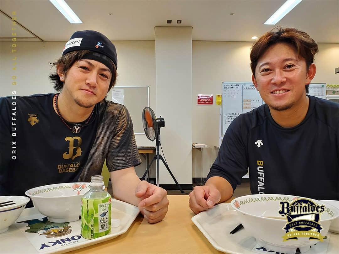 オリックス・バファローズさんのインスタグラム写真 - (オリックス・バファローズInstagram)「#西野真弘 #小田裕也 #試合前のエネルギー補給 #もぐもぐタイム #その1 #俺の友達 #友達ランチ #PayPayドーム #Bs2023 #buffaloes #baseball #ORIX #プロ野球」7月17日 12時14分 - orix_buffaloes