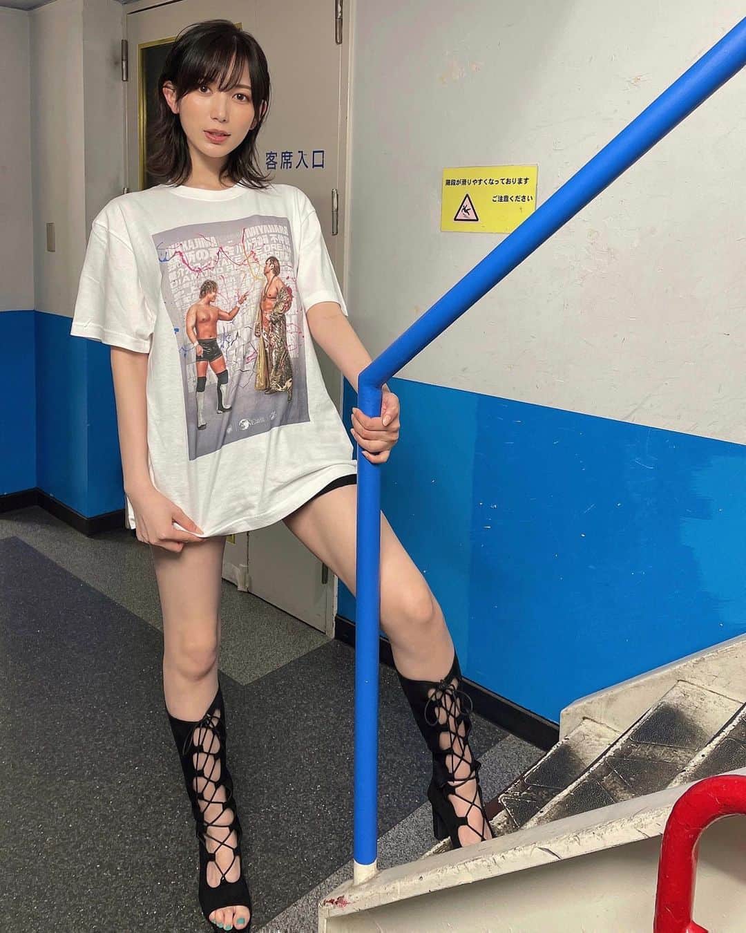 光宗薫のインスタグラム：「改めて一昨日はプロレスリング・ノア One Night Dream 7.15 後楽園ホール、 実況ゲストにて参加させていただきました！ 着ているのは大会記念Tです。   NOAHさんへは定期的に一人で足を運んでいるのですが、 毎試合楽しさ、アツさ、感動を新鮮に感じられ日々の活力となっています。  15日のOne Night Dreamは大和田侑選手のデビュー戦から始まり中嶋勝彦選手と宮原健斗選手のメインイベント迄、 プロレスという一つのスポーツという枠を超え、人間としての在り方を各々の選手から感じられる素晴らしい大会でした。 実況にいらっしゃった齋藤彰俊さんが仰られていた「試合で語る」という言葉がとてもしっくりきました。   様々な事象が絶え間なく起こり心がどんよりすることもある昨今、 プロレスを観戦するとシンプルに「すごい、自分も自分の戦いを頑張ろう。」と前向きになれます。   NOAHさんとはこれまでも公式コラボグッズの制作をはじめプレバトロケなどでもお世話になっていますが、今後も個人的に追ってゆきたいです。   #noah_ghc #後楽園ホール #ajpw それと齋藤さんにコラボTシャツを褒めて(昆虫との共通点に共感して)いただけて嬉しかったです。」