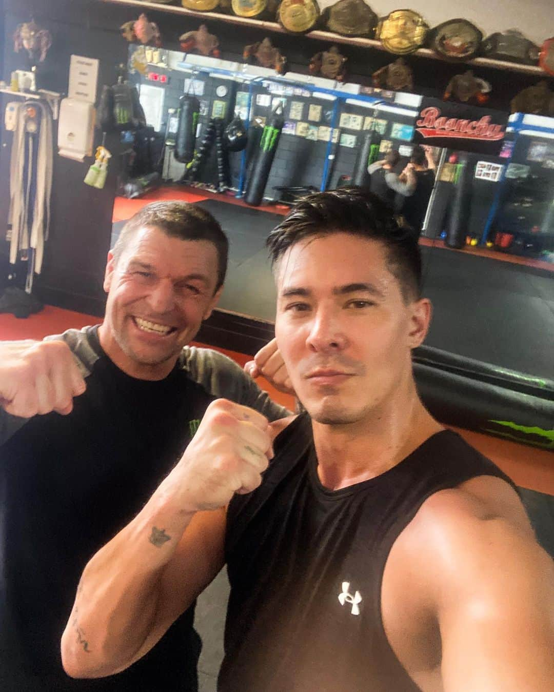 ルイス・タンのインスタグラム：「Great training with the muay thai legend @johnwayneparr, pic is blurry cause we did work!Thank you kru. @boonchugym  #muaythai」