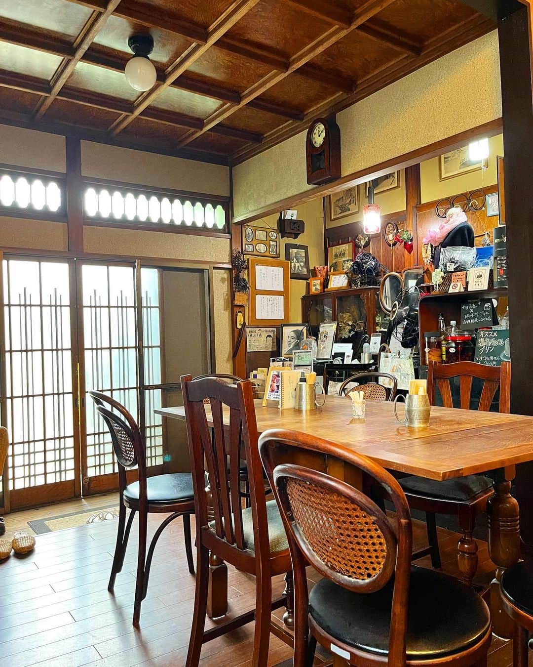 兼田恵さんのインスタグラム写真 - (兼田恵Instagram)「あかねさんと高円寺のカフェ巡り〜なんて言いながら歩いてたら偶然出会って、たまらず飛び込んだ築80年の古民家カフェ「こころみ」さん✨  扉を開けたらもはや田舎に帰ったような、親戚の家に遊びに来たような、そんなほっこりと癒しの空間。。  カフェだけど、レンタルスペースとしても使えるし、エステもやってたりとおもしろい。  奥さんのお祖父様のお家だそうで、お庭で獲れるベリーやブドウを漬けたお酢やお酒などもあってときめきが止まらない…！！  次はランチを食べに行きたい☘️  #高円寺カフェ #高円寺カフェ巡り #こころみ #高円寺こころみ #レンタルスペース #カフェギャラリー #こころみカフェ」7月17日 12時21分 - earl_megu