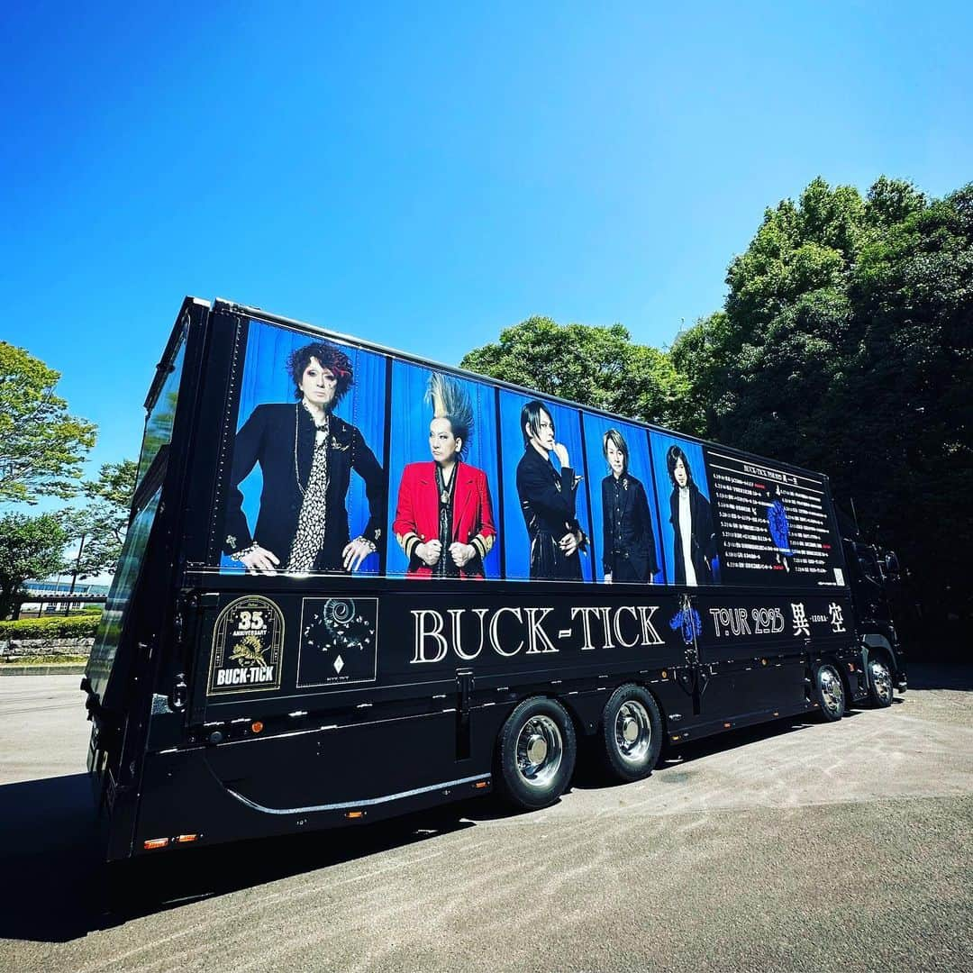 BUCK-TICKさんのインスタグラム写真 - (BUCK-TICKInstagram)「. ◤ ◢◤◢◤◢◤◢◤◢◤◢◤◢◤◢◤◢  BUCK-TICK TOUR 2023 異空-IZORA- 本日(7/17)、静岡公演開催‼️  ◤ ◢◤◢◤◢◤◢◤◢◤◢◤◢◤◢◤◢  本日(7/17) 静岡：静岡市民文化会館 大ホール OPEN17:00　START18:00  🎫当日券情報 会場窓口にて17:00～全席指定11,000円(税込)にて販売です。 ※紙チケットでの現金精算のみとなります。 ※購入時にお客様情報(氏名/電話番号/メールアドレス)のご記入をお願いいたします。  ご来場の皆様は、 ＜ツアー特設サイト＞の注意事項等を、 今一度ご確認くださいますよう、お願いいたします。 https://buck-tick.com/feature/specialsite_2023tour  #BUCKTICK #BUCKTICK35th #TOUR2023異空 #IZORA #7月17日 #静岡市民文化会館大ホール #櫻井敦司 #今井寿 #星野英彦 #樋口豊 #ヤガミトール」7月17日 12時22分 - bucktickofficial