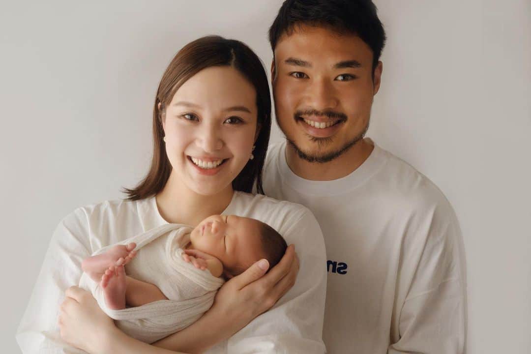 結城はゆるのインスタグラム：「. 　 　　˗ˏˋ  𝗙𝗮𝗺𝗶𝗹𝘆 𝗽𝗵𝗼𝘁𝗼  ˎˊ˗ 　　 　    👩🏻👶🏻🧔🏽‍♂️🤍 　 　 　 　 　 　 　 　 #ニューボーンフォト #ニューボーン #ファミリーフォト #家族写真 #家族時間 #新生児フォト #マタニティフォト  #男の子ベビー #男の子baby #新米ママ #プレママ #ママライフ #ママカメラ #ゼクシィbaby #たまひよ #mamagirl  #newbornphotography #familytime  #familyphotography #babyboy」