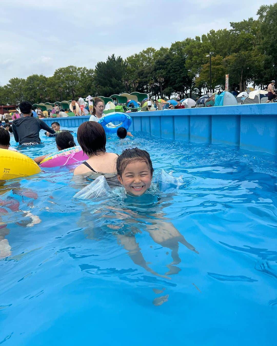 クロさんのインスタグラム写真 - (クロInstagram)「思い立って、プールへ  朝、くもりだったから、むしろ今日は公園へ行くべき？って悩んだけれど、そのおかげか土曜日なのにいつもよりすいてる「しらこばと水上公園」平次〜👙🌴 暑い中での、冷たすぎないプール最高でした〜 さっちゃんの良い笑顔もたーくさん見られて、今年はたくさん来たいな〜って思ったよ☺︎  #しらこばと水上公園 #ちびクロdiary」7月17日 12時24分 - kuro_risa