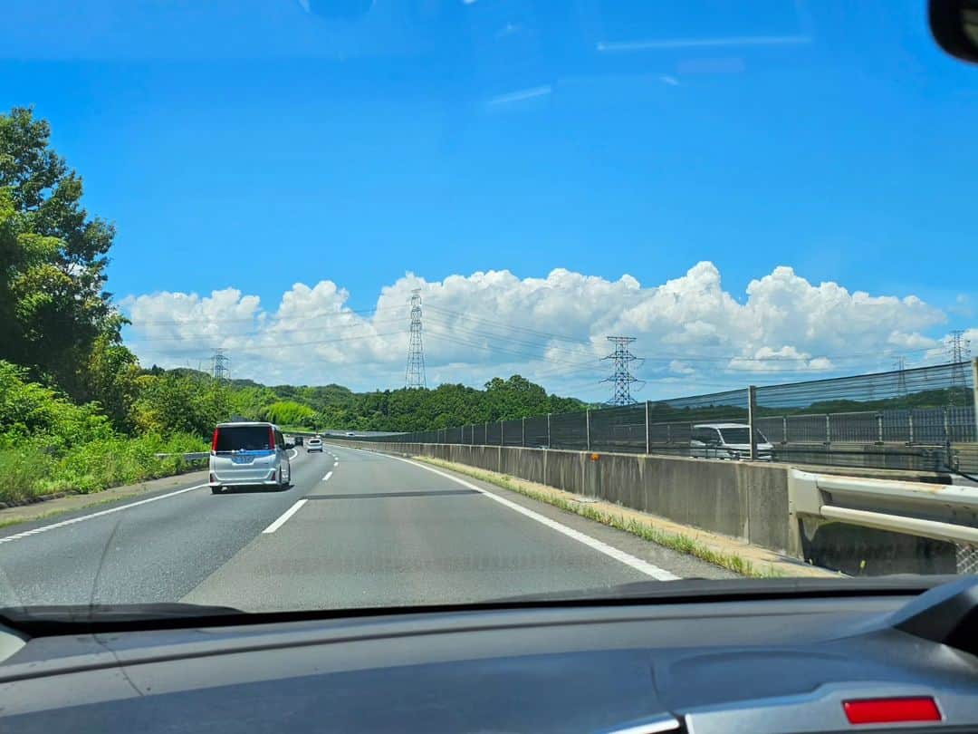 Shihoさんのインスタグラム写真 - (ShihoInstagram)「昨日は徳島へ、今は名古屋に向かってます。 昨日も今日も絵に描いたような夏雲。 夏を感じられて嬉しい。 でも酷暑なので皆様体調にお気をつけて。  #夏 #夏空 #sky #summer #tour #singerslife」7月17日 12時27分 - fried_pride_shiho