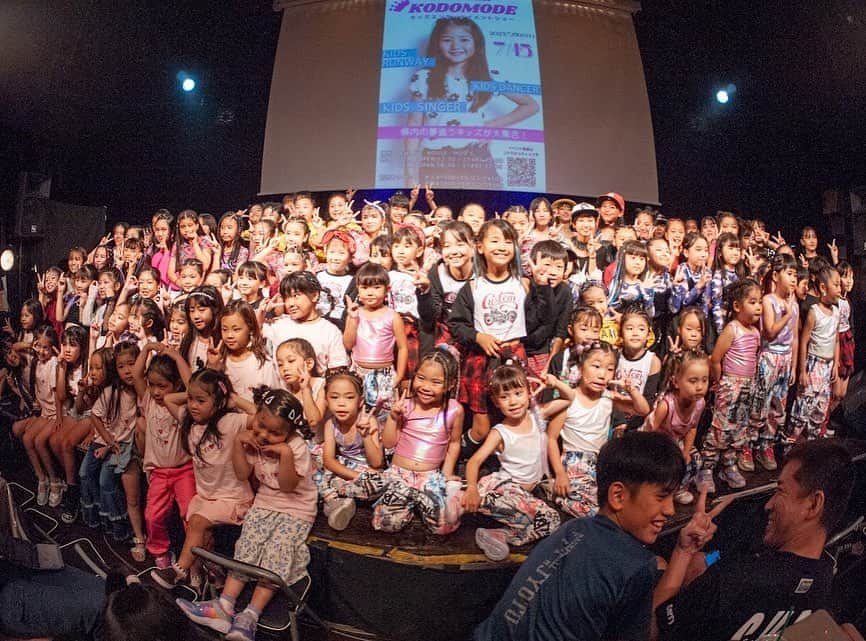 MARINAのインスタグラム：「【❤️‍🔥】 　 KODOMODE vol.1 おかげさまで満員御礼で 無事に終了致しました🙏🙏 　 当日、ご来場いただきましたお客様 快く引き受けてくださった出演者の皆様 4U_PARISAMSTERDAM様 LIVE HOUSE MODS様 当日までサポートいただいた保護者の皆様 スタッフ関係者の皆様 本当にありがとうございました🙇‍♀️  今回、初の試みとなる、 こどもたちによる キッズエンターテイメントショー✨ 　 ステージを作るのはプロの大人達 ステージの出演者は 3歳~15歳のこども達のみ🥹❤️‍🔥 　 KODOMODEは 県内の"夢追うこども達"の 「自分の好きなことで、自分を表現する」 場所作りを目的としています。 　 今回は エンターテイメントショーとして ダンス・うた・バトン・ランウェイと ジャンルは違えど自分の好きなことを表現し 1つのショーを通して、 こども達同士、高め合い 仲間と挑戦することの楽しさや 新しい自分を発見💡してほしい。と願い イベントの企画を行いました。  本番当日は、ステージ上で キラキラと輝くこども達の姿 とてもかっこよくて、かわいくて....🥹 　 沢山の可能性と希望で満ち溢れていました🌟 　 そんなこども達の頑張る姿を もっと多くの方に見て欲しい！思いで 　 第2回の開催が決定しております👏❤️‍🔥 　　 今後さらにパワーアップして 開催していきますので これからも「KODOMODE」を どうぞ宜しくお願い致します‼︎💖 　　 主催・企画 CAHO @caho7o4  MARINA @marina___oki」