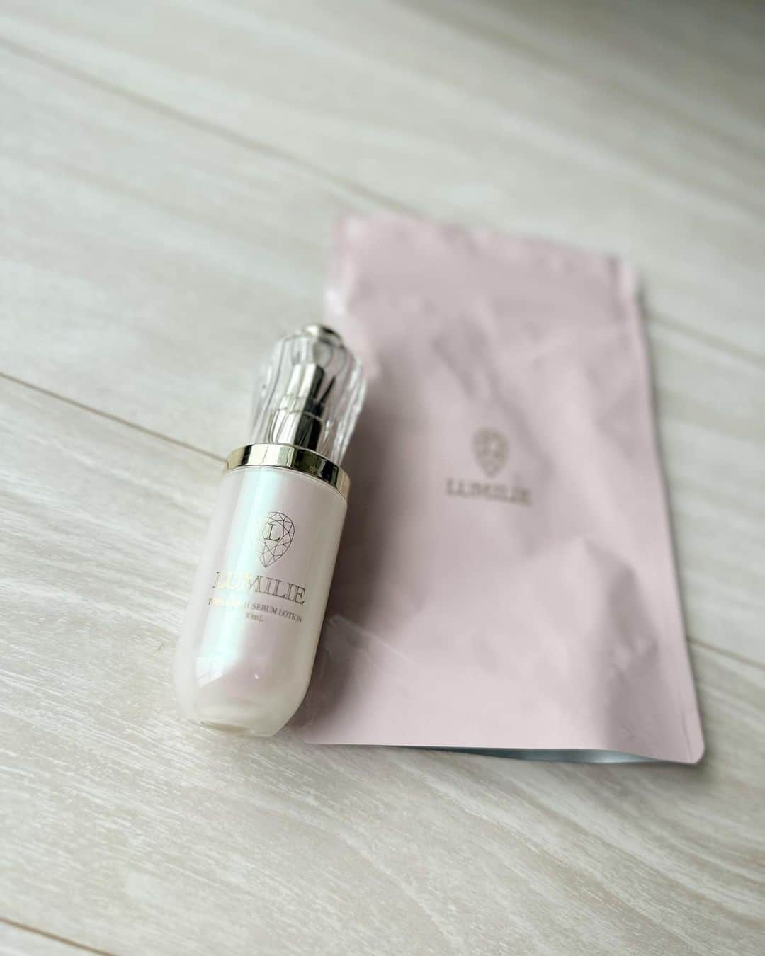 板橋瑠美のインスタグラム：「ついに本日23:59で終了💓 ⁡ ⁡ ⁡ 私のskin careブランド　✨✨LUMILIE✨✨から、 トリプルリッチセラムローションのお試しミニボトル発売中で 発売を記念し、期間限定お買い得SALE中‼️ ⁡ ⁡ ⁡ ⁡ ⁡ 「トリプルリッチセラムローション 14,080円で高価なので初めて手に取るにはなかなか勇気がいる、、、お試しサイズないですか？」 ⁡ ⁡ との声を発売開始からずっといただいており、 ようやく💓 ⁡ リクエストにお答えできるように、なりましたーーーーー‼️ʕ•̫͡•ོʔ•̫͡•ཻʕ•̫͡•ʔ•͓͡•ʔ 💓 ⁡ ⁡ ⁡ お待たせしました！！！ ⁡ ⁡ ミニLUMILIEなので、ミニリエちゃんと呼んでます❤︎ ⁡ ⁡ ⁡ ミニリエちゃんは、約三分の一の価格の5,500円なので、是非とも❗️ ⁡ ご使用になってみてください💓 ⁡ ⁡ ⁡ そして旅行とか行く時とかも愛用できるからこのサイズはかなり私も嬉しい！！！ ⁡ ⁡ ⁡ 親子セットという形で本来の大きさと、ミニりえちゃんのセットも本日までキャンペーン価格です！ ⁡ ⁡ 本日17日23:59までですよーʕ•̫͡•ོʔ•̫͡•ཻʕ•̫͡•ʔ•͓͡•ʔ 💓 ⁡ ⁡ ⁡ ⁡ ⁡ ⁡ そして！！！ ⁡ @lumilie_official  ⁡ も是非フォローよろしくお願い申し上げます！^ ^ ⁡ ⁡ ⁡ ⁡ ⁡ ⁡ 是非是非❤︎！！！ ⁡ ⁡ ⁡ ⁡ ⁡ ⁡ ⁡ ⁡ #LUMILIE#ルミリエ#スキンケア#アンチエイジング」