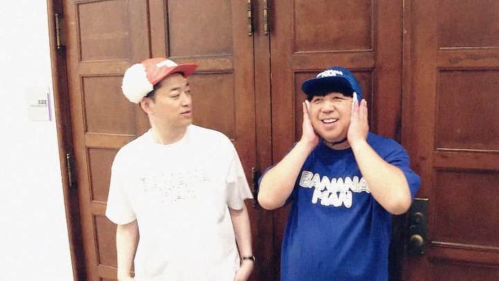 のインスタグラム：「. 【着用アイテム】  設楽 ・ボアCAP　 color :RED　size : F （アジャスター調整可） ・T-シャツ　BANANAMAN TEE　color：WHT　size：M  日村 ・ボアCAP　 color :NVY　 size : F （アジャスター調整可） ・T-シャツ　BANANAMAN TEE　color：NVY　size：L  #bananaman #bananamangoods  #bananamanlive #バナナマン #バナナマンライブ #bananamanliveO #バナナマングッズ」