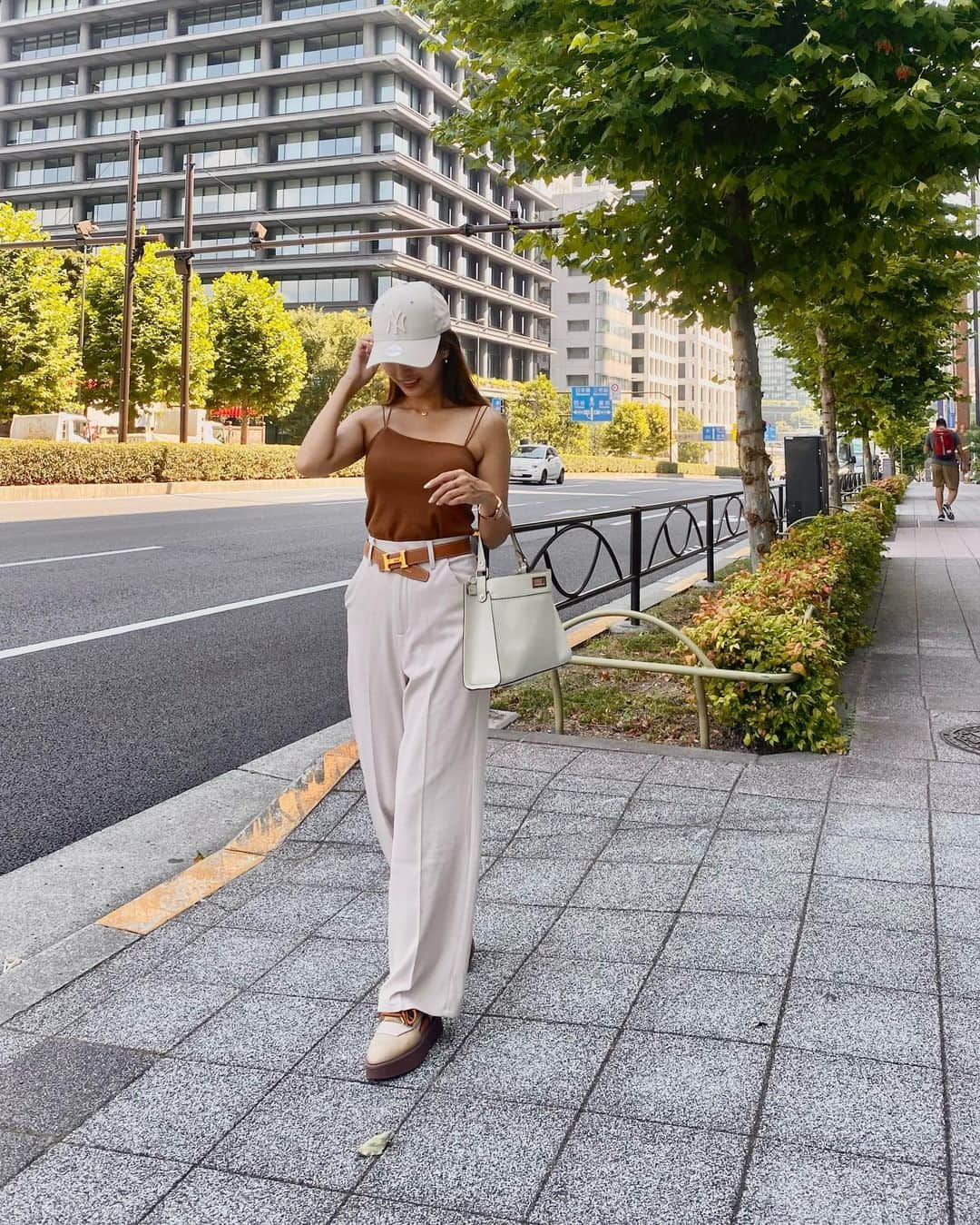 倉園由菜さんのインスタグラム写真 - (倉園由菜Instagram)「. イエベ秋の夏コーデ🍉  真っ白じゃなくてオフホワイト。 ブラウン。 ベージュ。 ゴールド。  ぜんぶ好きな色☺️  #イエベ秋 #イエベ秋コーデ #ブラウンコーデ #白パンツコーデ #センタープレスストレートパンツ #オフホワイトパンツ #パンツコーデ #キャップコーデ #白キャップ #newera #neweraコーデ #ニューエラ女子 #ニューエラコーデ #キャミソールコーデ #grlコーデ #155cm #155cmコーデ」7月17日 12時32分 - yuna_kurazono