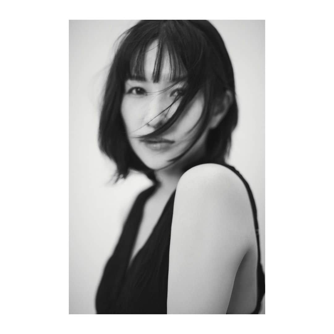 徳永えりのインスタグラム：「... ありのままの、今。  Thanks🫧 photographer  @shmzakr  hair  @kaztolor」