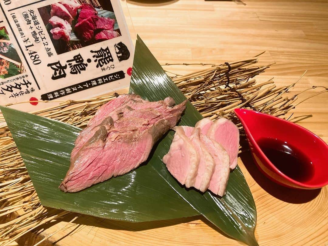 岡倫之さんのインスタグラム写真 - (岡倫之Instagram)「The Japanese Mafia gets their pinky fingers cut off as punishment. I ate venison and bear meat and it was delicious. Of course... people's fingers too.  裏切り者の指を………チタタプチタタプ。[アイヌ語でたくさん叩いたもの」  #ゴールデンカムイ #北海道グルメ  #アイヌ料理 #ヒンナ  #チタタプ #オハウ #ニシンそば #にしんそば  #月寒あんぱん #カツゲン #リボンナポリン #ヒグマ #熊肉  #蝦夷鹿 #鹿肉 #ジビエ好き #珍味好き #けじめと覚悟の時間  #ケジメ」7月17日 12時41分 - great_o_khan