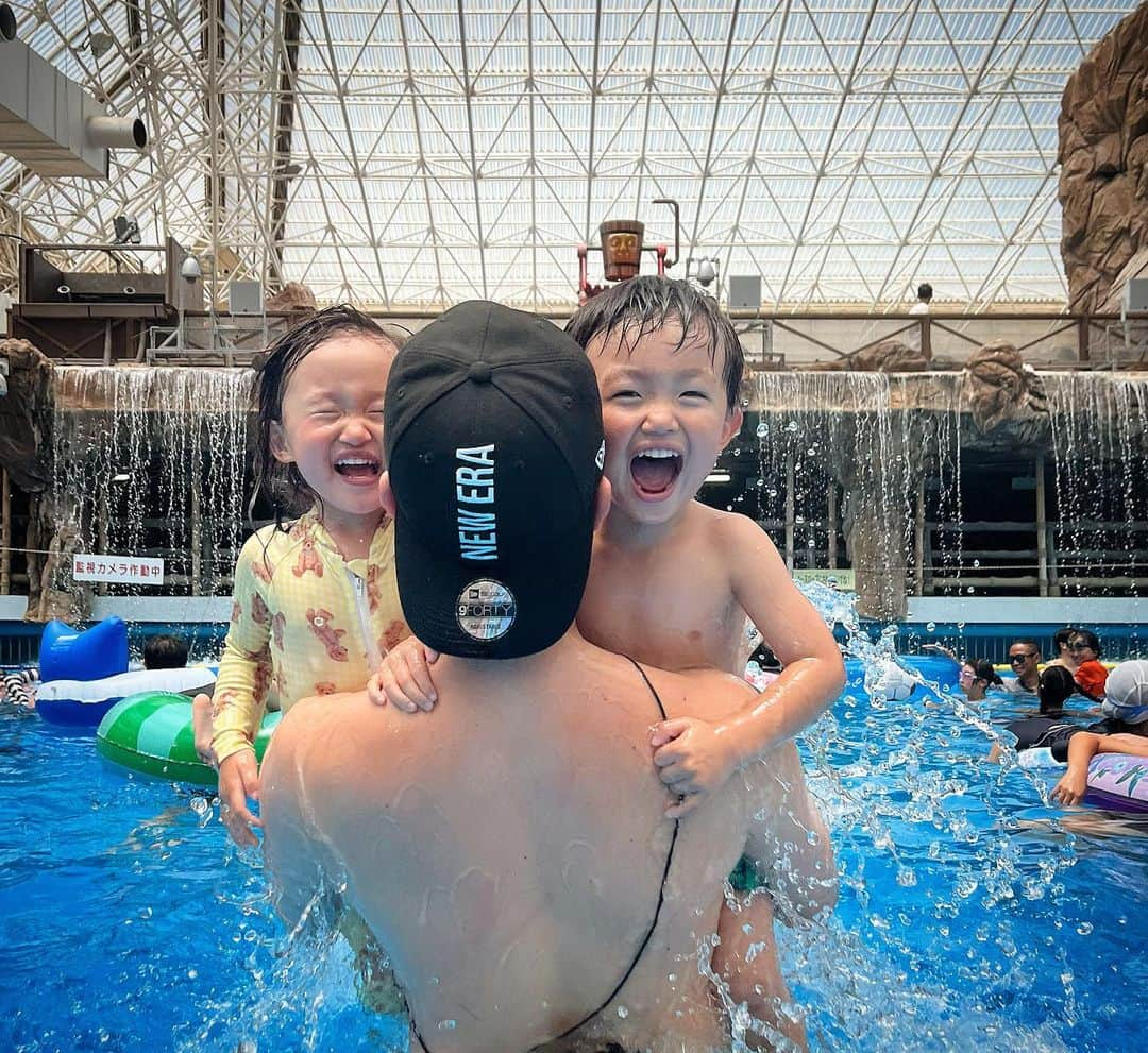 友稀サナさんのインスタグラム写真 - (友稀サナInstagram)「サマーランドへ☀️🌈🏊 . 連休なもんで当たり前に大混雑だったけど、まぁそこは想定内🫠👌 分かってたけど、施設が広過ぎてやっぱりまだうちの子供達には満喫し切れなかった🤣 遊園地エリアまでは1歩も辿り着けず…🤣 . 子供達は初めての大きなプール施設に大喜びの大はしゃぎ😍🔥 そういえば浮き輪持ってないわって2日くらい前に気づいて(←) 急いで西松屋行った🫨 ボート型にしたけど、こだわり特性のある兄が素直に乗るだろうか…と考えたけどそもそも「乗り物」好きだし周りがみんな浮き輪使ってるの見てすんなり順応してた🥺👍ﾎｯ . 早起きしたし、屋内、屋外で遊んでご飯も食べてもう絶対活動限界 だろ…🤔と、眠いはずなのに帰りたく無い💢😤と大騒ぎしたけど 車に乗った瞬間寝てたwwwそれみろ🙄 . めちゃくちゃ楽しんではくれてたけど、家から距離もあるし、、、 満喫出来るようになるには…小学生とかになってからのリベンジ かね？🤣 . 親の疲弊もやば過ぎる😇 しばらく水遊びは自宅プールにしようと決意しましたとさ🦍w . . . #東京サマーランド#サマラン #子連れサマラン#サマーランド #子連れお出かけ#お出かけスポット  #珍しく#家族写真#楽しそう #最後の写真#最高の笑顔 #待ち受けにした #3歳男の子#2歳女の子 #年子#年子ママ#年子兄妹  #2児ママ#ママリ#ママライフ #連休の過ごし方#休日の過ごし方  #お出かけ記録#プール#プール日和  #水遊び#水遊びスポット」7月17日 12時41分 - sana0810yuuki