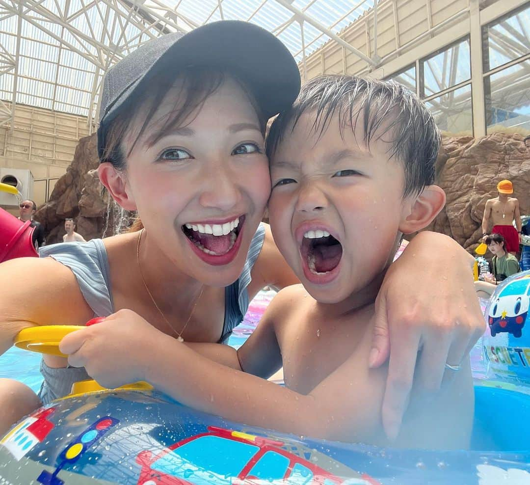 友稀サナさんのインスタグラム写真 - (友稀サナInstagram)「サマーランドへ☀️🌈🏊 . 連休なもんで当たり前に大混雑だったけど、まぁそこは想定内🫠👌 分かってたけど、施設が広過ぎてやっぱりまだうちの子供達には満喫し切れなかった🤣 遊園地エリアまでは1歩も辿り着けず…🤣 . 子供達は初めての大きなプール施設に大喜びの大はしゃぎ😍🔥 そういえば浮き輪持ってないわって2日くらい前に気づいて(←) 急いで西松屋行った🫨 ボート型にしたけど、こだわり特性のある兄が素直に乗るだろうか…と考えたけどそもそも「乗り物」好きだし周りがみんな浮き輪使ってるの見てすんなり順応してた🥺👍ﾎｯ . 早起きしたし、屋内、屋外で遊んでご飯も食べてもう絶対活動限界 だろ…🤔と、眠いはずなのに帰りたく無い💢😤と大騒ぎしたけど 車に乗った瞬間寝てたwwwそれみろ🙄 . めちゃくちゃ楽しんではくれてたけど、家から距離もあるし、、、 満喫出来るようになるには…小学生とかになってからのリベンジ かね？🤣 . 親の疲弊もやば過ぎる😇 しばらく水遊びは自宅プールにしようと決意しましたとさ🦍w . . . #東京サマーランド#サマラン #子連れサマラン#サマーランド #子連れお出かけ#お出かけスポット  #珍しく#家族写真#楽しそう #最後の写真#最高の笑顔 #待ち受けにした #3歳男の子#2歳女の子 #年子#年子ママ#年子兄妹  #2児ママ#ママリ#ママライフ #連休の過ごし方#休日の過ごし方  #お出かけ記録#プール#プール日和  #水遊び#水遊びスポット」7月17日 12時41分 - sana0810yuuki