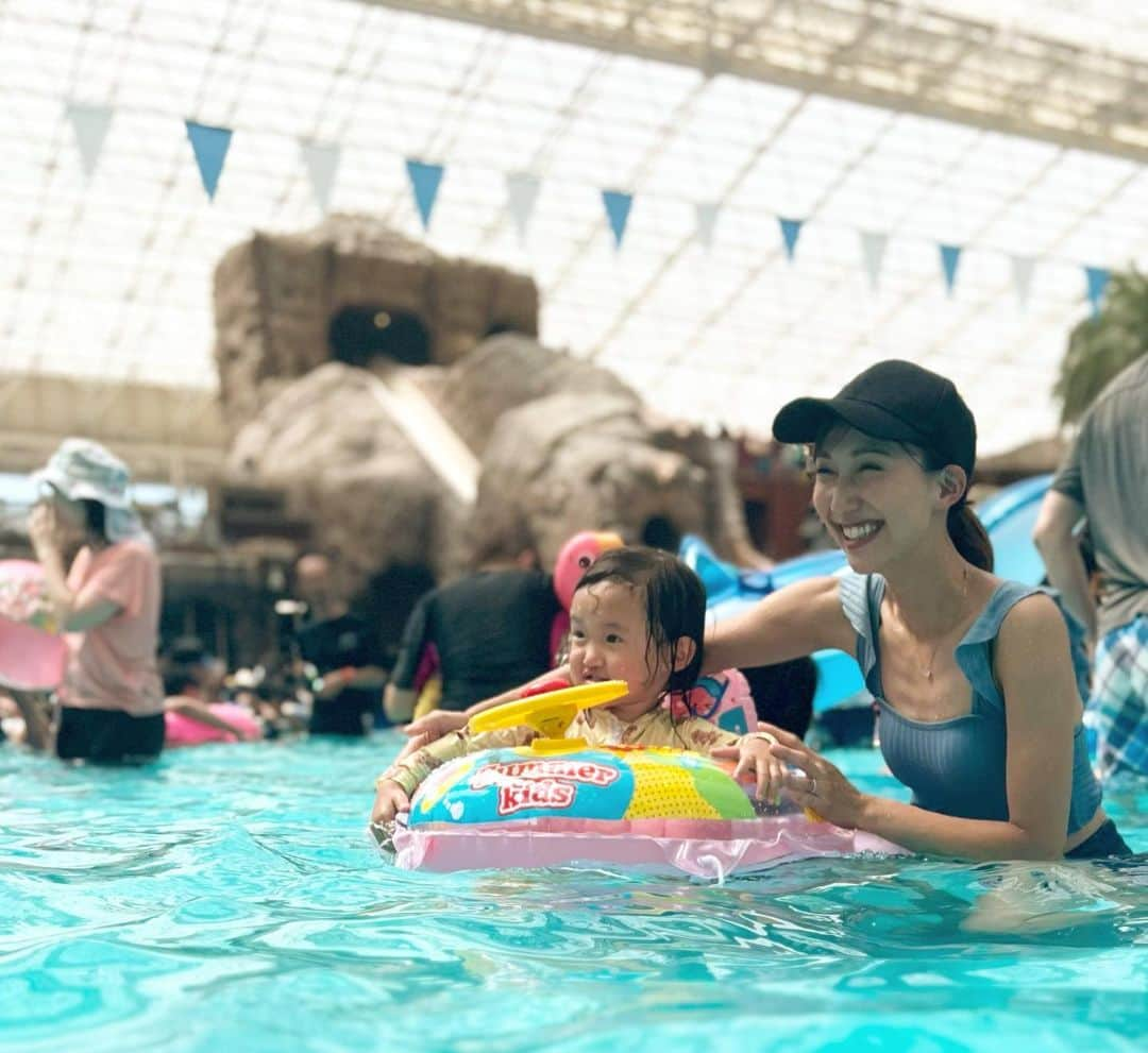 友稀サナさんのインスタグラム写真 - (友稀サナInstagram)「サマーランドへ☀️🌈🏊 . 連休なもんで当たり前に大混雑だったけど、まぁそこは想定内🫠👌 分かってたけど、施設が広過ぎてやっぱりまだうちの子供達には満喫し切れなかった🤣 遊園地エリアまでは1歩も辿り着けず…🤣 . 子供達は初めての大きなプール施設に大喜びの大はしゃぎ😍🔥 そういえば浮き輪持ってないわって2日くらい前に気づいて(←) 急いで西松屋行った🫨 ボート型にしたけど、こだわり特性のある兄が素直に乗るだろうか…と考えたけどそもそも「乗り物」好きだし周りがみんな浮き輪使ってるの見てすんなり順応してた🥺👍ﾎｯ . 早起きしたし、屋内、屋外で遊んでご飯も食べてもう絶対活動限界 だろ…🤔と、眠いはずなのに帰りたく無い💢😤と大騒ぎしたけど 車に乗った瞬間寝てたwwwそれみろ🙄 . めちゃくちゃ楽しんではくれてたけど、家から距離もあるし、、、 満喫出来るようになるには…小学生とかになってからのリベンジ かね？🤣 . 親の疲弊もやば過ぎる😇 しばらく水遊びは自宅プールにしようと決意しましたとさ🦍w . . . #東京サマーランド#サマラン #子連れサマラン#サマーランド #子連れお出かけ#お出かけスポット  #珍しく#家族写真#楽しそう #最後の写真#最高の笑顔 #待ち受けにした #3歳男の子#2歳女の子 #年子#年子ママ#年子兄妹  #2児ママ#ママリ#ママライフ #連休の過ごし方#休日の過ごし方  #お出かけ記録#プール#プール日和  #水遊び#水遊びスポット」7月17日 12時41分 - sana0810yuuki