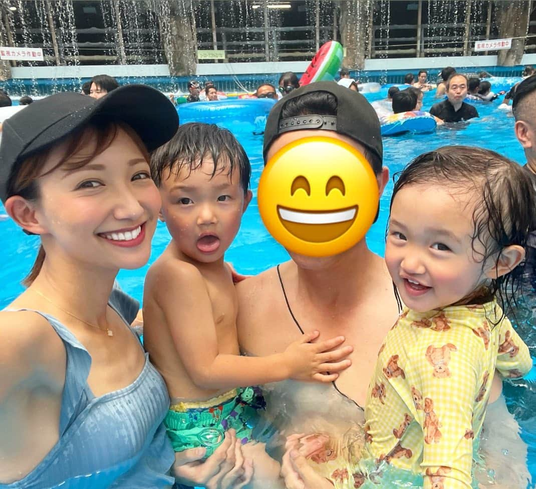 友稀サナのインスタグラム：「サマーランドへ☀️🌈🏊 . 連休なもんで当たり前に大混雑だったけど、まぁそこは想定内🫠👌 分かってたけど、施設が広過ぎてやっぱりまだうちの子供達には満喫し切れなかった🤣 遊園地エリアまでは1歩も辿り着けず…🤣 . 子供達は初めての大きなプール施設に大喜びの大はしゃぎ😍🔥 そういえば浮き輪持ってないわって2日くらい前に気づいて(←) 急いで西松屋行った🫨 ボート型にしたけど、こだわり特性のある兄が素直に乗るだろうか…と考えたけどそもそも「乗り物」好きだし周りがみんな浮き輪使ってるの見てすんなり順応してた🥺👍ﾎｯ . 早起きしたし、屋内、屋外で遊んでご飯も食べてもう絶対活動限界 だろ…🤔と、眠いはずなのに帰りたく無い💢😤と大騒ぎしたけど 車に乗った瞬間寝てたwwwそれみろ🙄 . めちゃくちゃ楽しんではくれてたけど、家から距離もあるし、、、 満喫出来るようになるには…小学生とかになってからのリベンジ かね？🤣 . 親の疲弊もやば過ぎる😇 しばらく水遊びは自宅プールにしようと決意しましたとさ🦍w . . . #東京サマーランド#サマラン #子連れサマラン#サマーランド #子連れお出かけ#お出かけスポット  #珍しく#家族写真#楽しそう #最後の写真#最高の笑顔 #待ち受けにした #3歳男の子#2歳女の子 #年子#年子ママ#年子兄妹  #2児ママ#ママリ#ママライフ #連休の過ごし方#休日の過ごし方  #お出かけ記録#プール#プール日和  #水遊び#水遊びスポット」