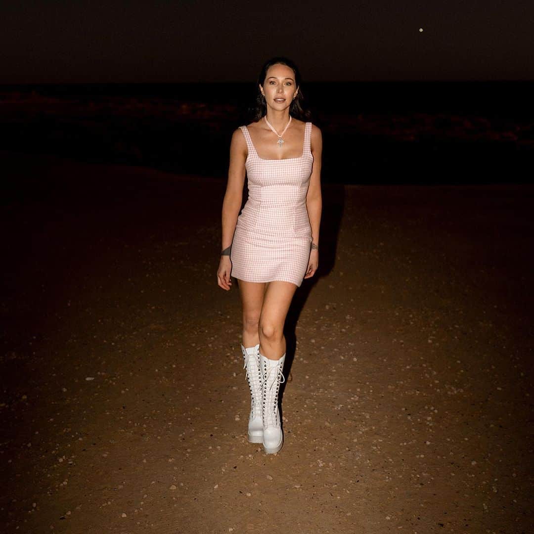 エミリー・スコットさんのインスタグラム写真 - (エミリー・スコットInstagram)「We landed on the 🌚   That sums up how I feel about this set of pictures taken recently. Along with my favourite quote: “Everything in the universe has a rhythm, everything dances”, Maya Angelou 💝💝」7月17日 12時42分 - emilyscottofficial