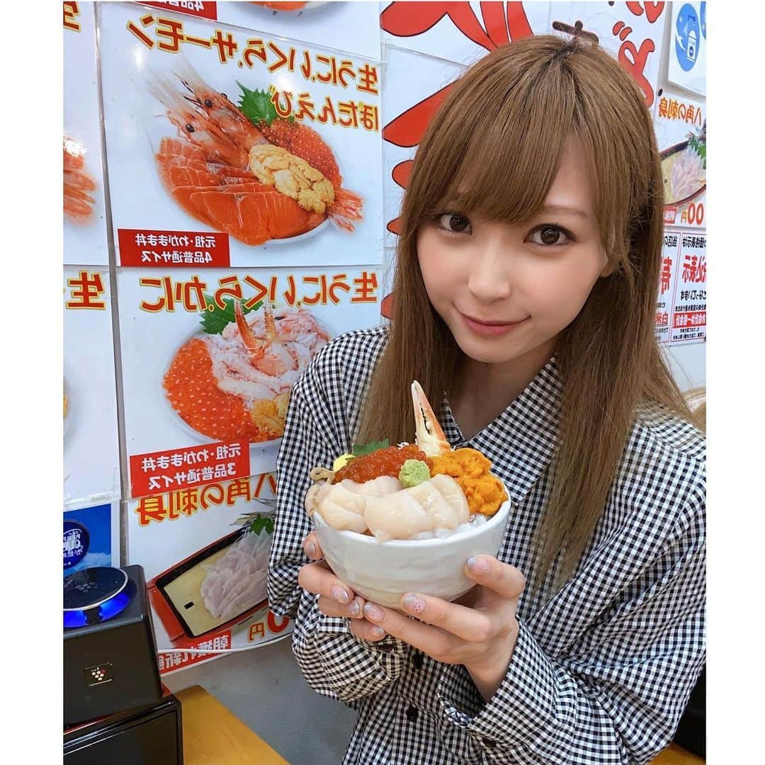 本間成美のインスタグラム：「先週お友達と北海道旅行してきました💙  大好きなみそらーめん食べて（計7杯w）海鮮とスープカレーも食べて毎日とても幸せでした🥰  初めて小樽にも行ったよ✨  ほぼハーフサイズのらーめんだったけどずーっとお腹いっぱい状態でした🤣  体重0.5キロしか増えてなかったの奇跡🤣✨  #すみれ #純連 #滝波食堂  #スープカレーすあげ  #輝風 #雪風」