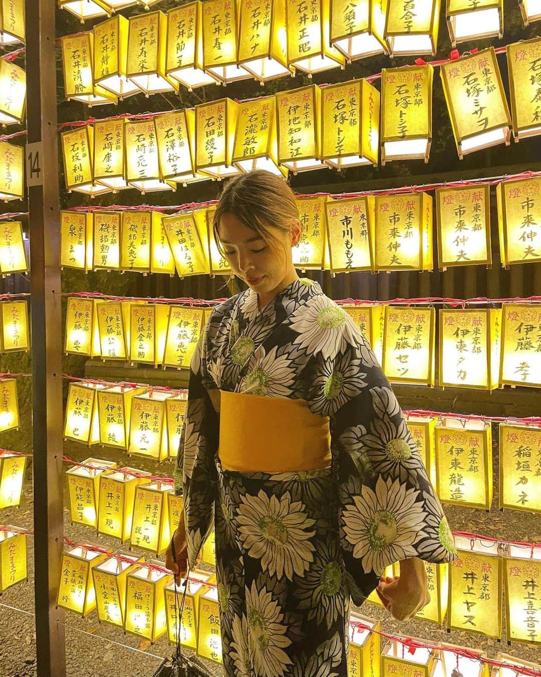 川戸沙羅のインスタグラム：「🎐みたままつり👘  中庭参拝👏辿り着くまで人が凄くて暑かったけど、中庭に入った瞬間、温度も空気もガラリと変わった気がしました😳✨  普段はスグせっかちになっちゃうけど、今日はゆっくりで良いかなって思えた日😌  桜の季節にまた行きたいなと思いました🌸  #靖国神社  #みたままつり  #夏祭り」