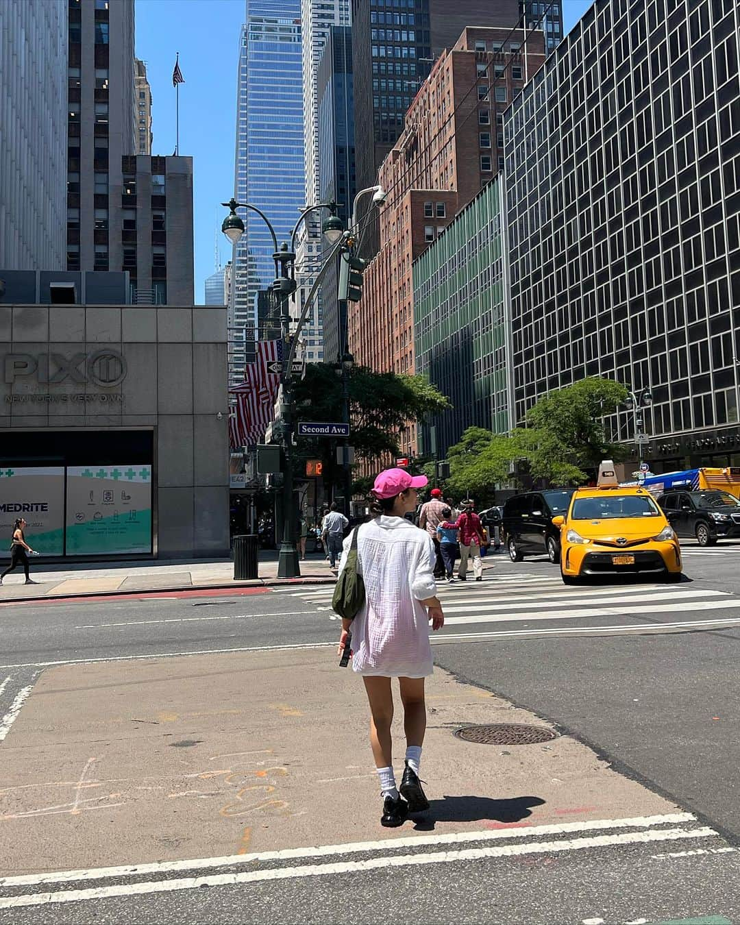 澤山璃奈さんのインスタグラム写真 - (澤山璃奈Instagram)「favorite outfit in NY🗽💕  たまたま全身NYに来てから揃えた物たちだった日👚🧦🧢🩷  ミニルーズソックスとオーバーサイズのシャツにハマってて色違いでいくつか買い足し🤍  自分のアイコンカラー化してたピンク💕はここ一年くらい、やっぱり好き！を再確認中💘  そしてどんなに暑くてもManhattanをぶらつくときには、サンダルよりガシガシ歩けるスニーカーに限る👟  🗽　#sawarina_ny   #海外移住 #アメリカ移住 #NY移住 #アメリカ生活 #NY生活 #NY #NYC #nylife #nyphoto」7月17日 12時46分 - rinasawayama