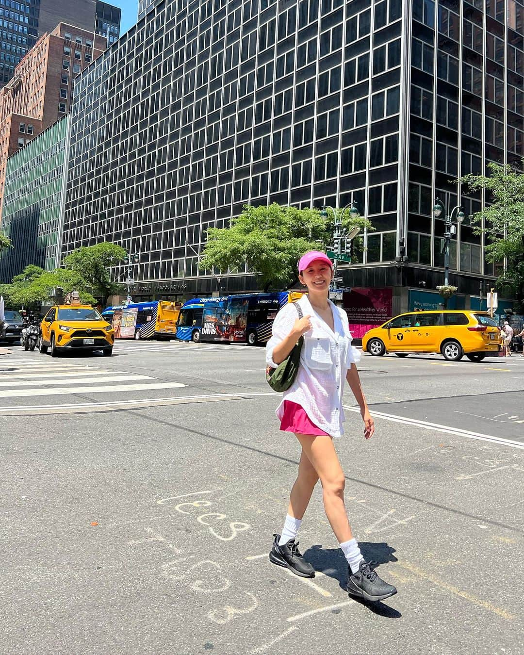 澤山璃奈のインスタグラム：「favorite outfit in NY🗽💕  たまたま全身NYに来てから揃えた物たちだった日👚🧦🧢🩷  ミニルーズソックスとオーバーサイズのシャツにハマってて色違いでいくつか買い足し🤍  自分のアイコンカラー化してたピンク💕はここ一年くらい、やっぱり好き！を再確認中💘  そしてどんなに暑くてもManhattanをぶらつくときには、サンダルよりガシガシ歩けるスニーカーに限る👟  🗽　#sawarina_ny   #海外移住 #アメリカ移住 #NY移住 #アメリカ生活 #NY生活 #NY #NYC #nylife #nyphoto」