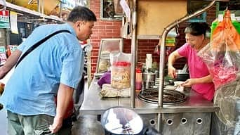 スギちゃんさんのインスタグラム写真 - (スギちゃんInstagram)「迷宮グルメ　異郷の駅前食堂　台湾・台北橋駅 2023年7月18日(火)BS朝日22時30分 台湾・台北橋駅 ◎台湾の台北橋駅で降りてみたスギちゃん。日本の下町にも似た通りを歩いていると、一生懸命に折り紙を作っている人たちに遭遇。おじさんが食べていた、見たことの無い果物が気になったスギちゃん。ひとつ味見をさせてもらい「美味しいね」と伝えると、おじさんは思いがけない行動に！ ◎台北橋の市場で買ったフルーツの味見をしようと、路地裏に座り込んだスギちゃん。買い物袋の中に何やら白い粉の入った袋を発見！おそらくフルーツにかけて食べるもの？と試そうとすると、通りがかりの地元のおばさんがたどたどしい日本語で、その粉はやめときな！と一喝。いったいなぜ？」7月17日 12時47分 - wild__sugichan