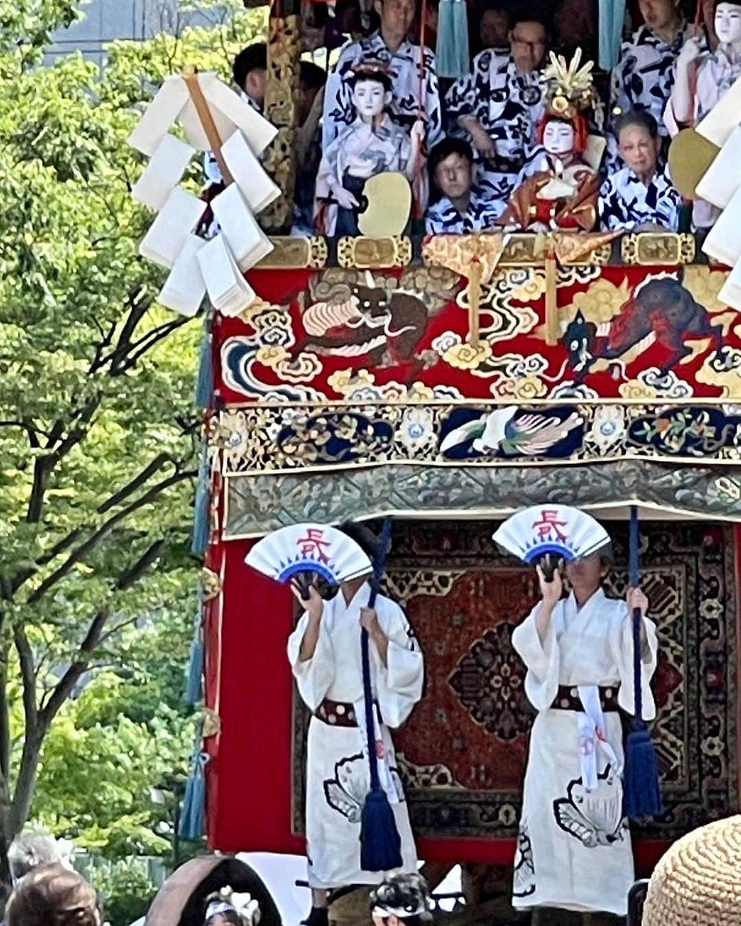 タピエスタイルさんのインスタグラム写真 - (タピエスタイルInstagram)「７月１７日 祇園祭鉾巡行 タピエスタイルのあるラクエビルの前からパチリ。 京都の夏はいつも暑いですが 千年続く祭り文化 今年はひとのエネルギーが特に熱い！ 圧巻です。あと祭りも楽しみ  ⚫️ タピエスタイル 京都LAQUE四条烏丸店 〒600-8009 京都市下京区四条通室町東入函谷鉾町101 LAQUE四条烏丸 2F open:10:30～20:30 phone:090-8821-8681 アクセス・フロアガイド: http://laque.jp/floor_guide 京都市営地下鉄烏丸線「四条」駅 阪急京都線「烏丸」駅 22番・24番出口直結  京都駅から京都市営地下鉄 烏丸線各停 国際会館行で2駅 約6分」7月17日 12時47分 - tapiestyle