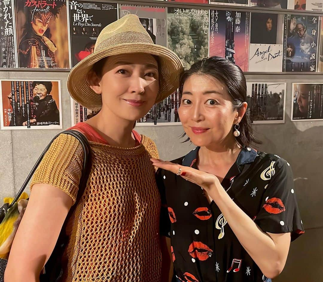 江藤あやさんのインスタグラム写真 - (江藤あやInstagram)「美里さんが観に来てくれました！！  舞台挨拶の写真もいっぱい 撮ってくれてありがとう💗  美里さんが被ってる 素敵な帽子は #ジンノビートシテカッシ @jin_no_beat_shite_cassie  美里さんがプロデュースしてる 帽子ブランド👒です。  可愛くて被りやすいので 是非おすすめ！ あたしも毎日被ってます😆  こちらからも購入できますよ〜👇 @un_chapeau_net   #田中美里 さん @misatotanaka77  #THEATERS #ユーロスペース」7月17日 12時48分 - ayayakko19