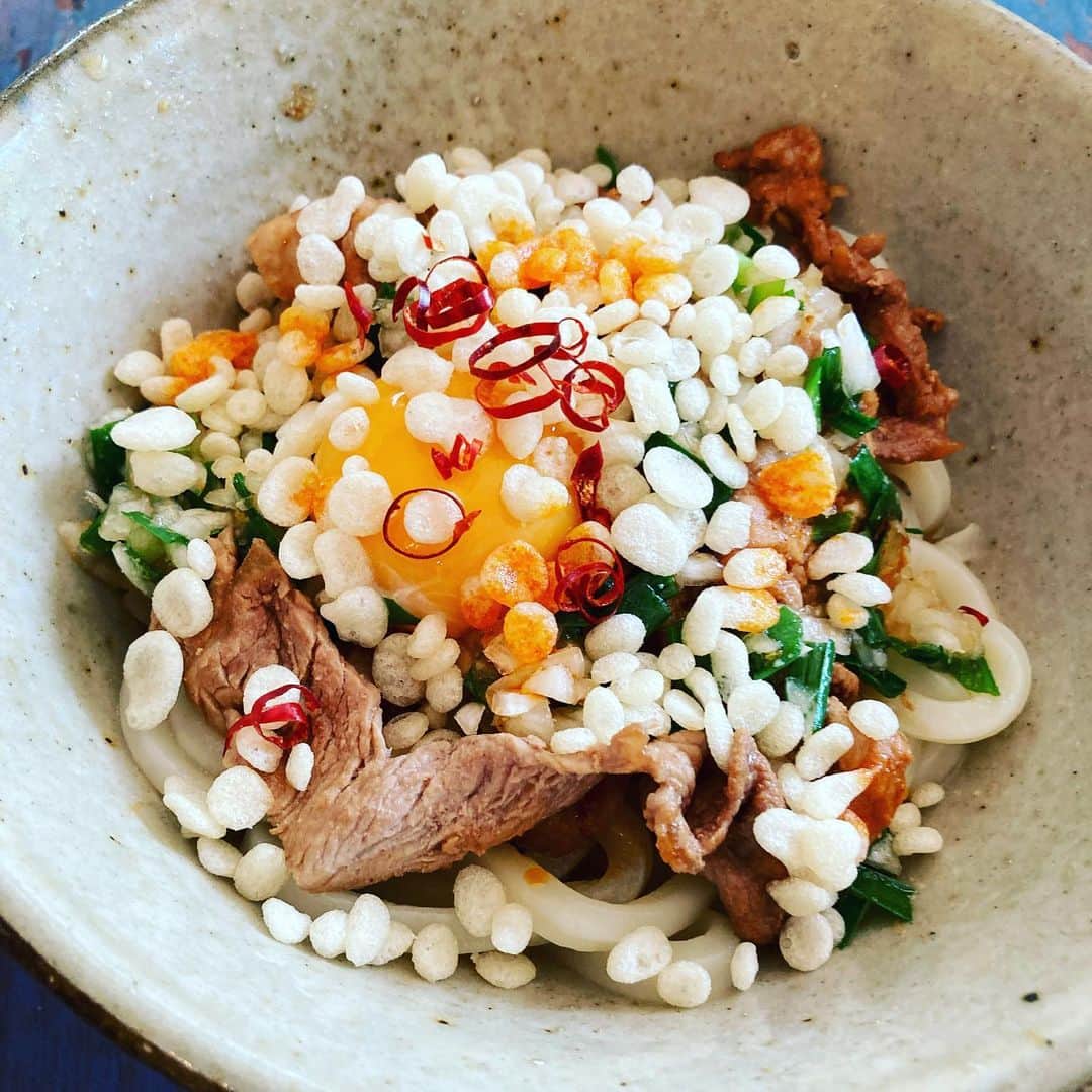 井上荒野のインスタグラム：「夫が昼ごはん作ってくれた。ニラ玉ぶっかけうどん、だそうです。おいしかった😊」