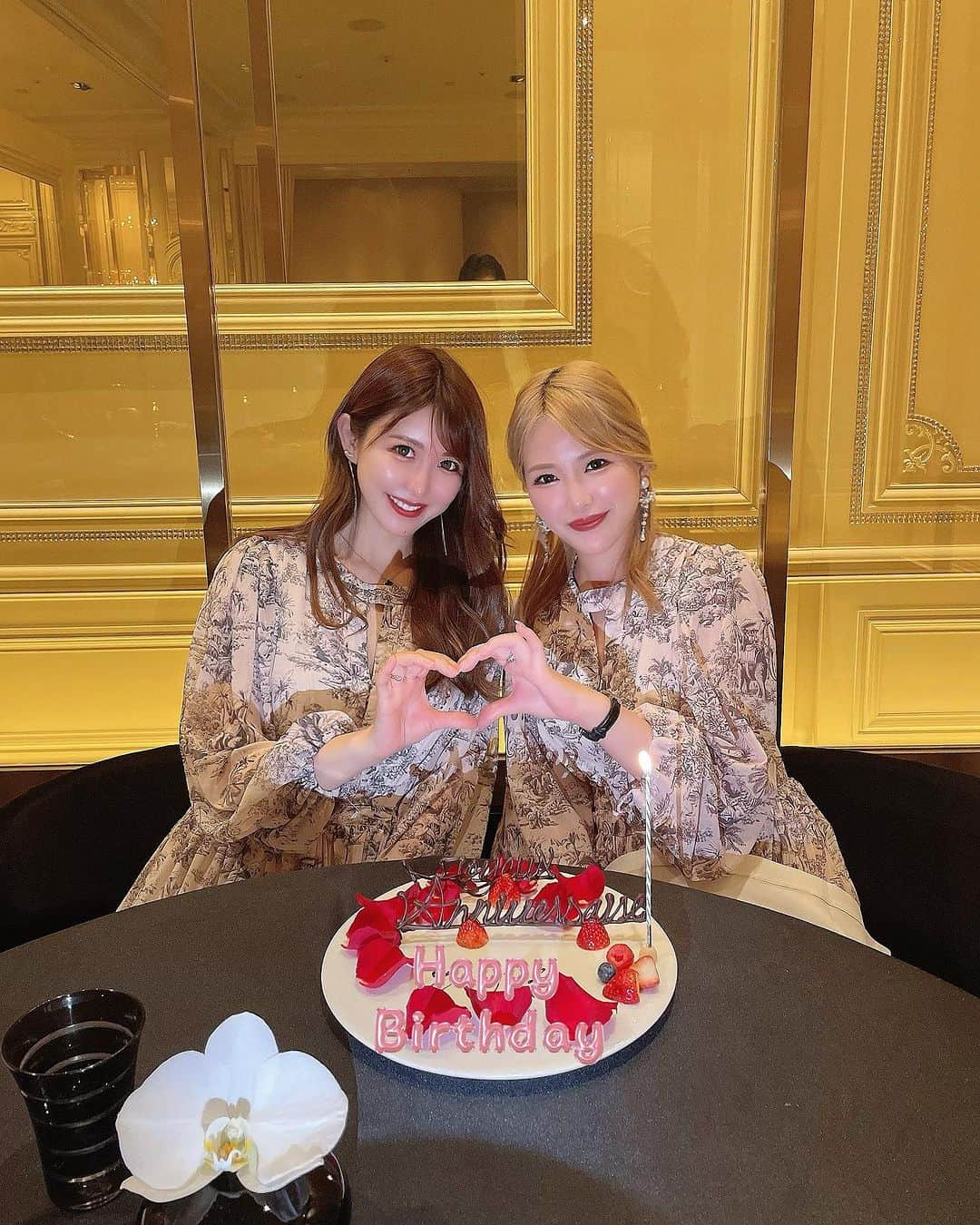 ayaさんのインスタグラム写真 - (ayaInstagram)「＼人生で一度は行ってみたいレストラン🍽️／ ⁡ ミシュラン東京三つ星を2008年から獲得し続ける 言わずと知れた最高峰のフレンチ🇫🇷🤍 ⁡ ガストロノミージョエル・ロブション♥︎ @robuchon_tokyo  ⁡ たい焼き氏がいつかここ行きたいねん〜🥺とずっと 言ってたので夢を叶えたくて頑張って予約しました🙈💓 ⁡ たいやきいわく、３０歳までにここに来れたら 一流のオンナらしい💃 （私はオーバーしたけど気持ちはまだ20代←） ⁡ ⁡ 空間、お料理、サービス、全て素晴らしくて感動💕🥲 ⁡ テーマパークみたいなワクワク感🎪 それを見て喜ぶたい焼きの顔が見れて わたしは幸せな気持ちに☺️✨ ⁡ また一つ大人の階段を登った彼女はもっともっと 素敵な女性になるでしょう👠🤍 ⁡ おめでとう🎂 @taiyaki_hungry  いつもありがとう♥︎ ⁡ ⁡ 【シャトーレストラン ジョエル・ロブション】 東京都目黒区三田1-13-1 恵比寿ガーデンプレイス内 📞0354241338 ⁡ #東京#恵比寿#ジョエルロブション #ロブション#東京グルメ#恵比寿グルメ #東京デート #東京ディナー#誕生日ディナー #記念日ディナー #グルメ女子 #ミシュラン三ツ星 #ミシュラン東京 #joelrobuchon」7月17日 13時04分 - aya.v_v.ka