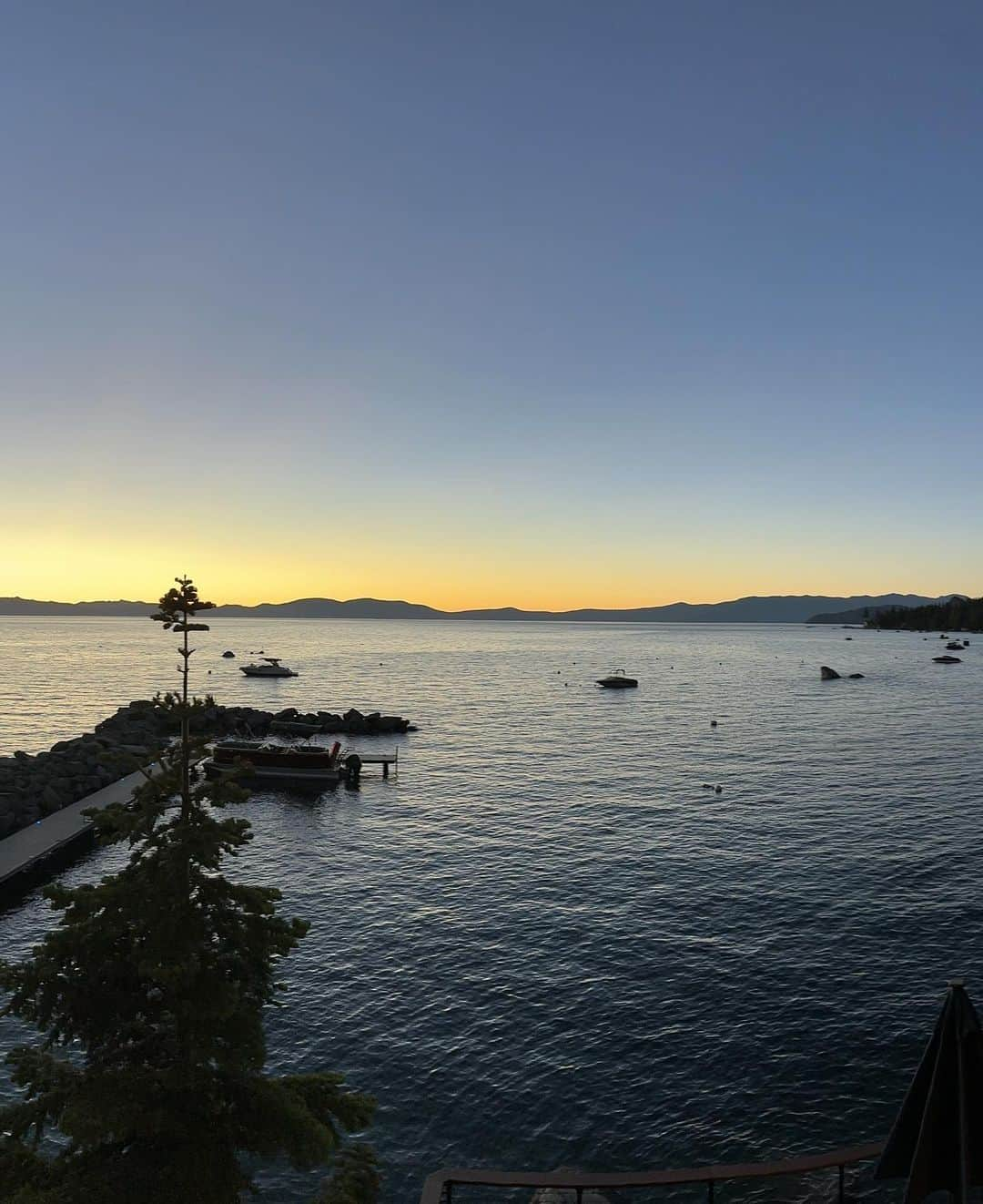 アーロン・ロジャースさんのインスタグラム写真 - (アーロン・ロジャースInstagram)「The sun sets on another incredible year @acchampionship in beautiful Lake Tahoe. Huge thanks to @taylormadegolf for coming through with the best equipment in the business and a last minute driver, and to @greysonclothiers for the daily fit!  So thankful for Jon Miller, Gary Quinn, Mike Milthorpe, David Mueller, the volunteers, Edgewood staff, the fans that came out and supported, and everyone that makes this tourney so special! Got to play with @officialajhawk @patmcafeeshow @athielen19 @alexsmith_11 @annikas59 @jakeowenofficial and had my best finish in 19 years ⛳️ 🔥 see you next year 💪🏼❤️」7月17日 12時57分 - aaronrodgers12