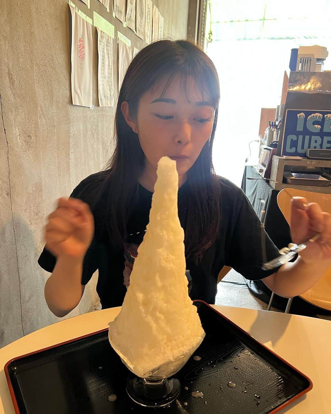 井上咲楽さんのインスタグラム写真 - (井上咲楽Instagram)「. @juhyo_official  益子の隣、真岡にある寿氷さん🧊  母と一緒に、ももとすもも食べました。果物をそのまま削ったようなおいしさ！この冷たさでおいしいフルーツを食べられるのが嬉しい。  食べ進めていくたびに、シロップをかけにきてくれて最後までおいしい〜  #いのさくの暮らし  #かき氷」7月17日 13時02分 - bling2sakura