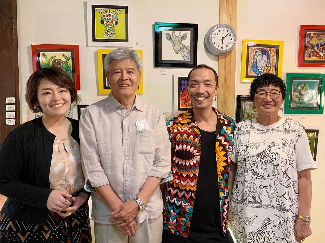 kwa MALOGOのインスタグラム：「【話し足りない〜】 .  昨日のここ貝塚の太鼓台祭りの賑やかな音、雰囲気に囲まれながら開催したお話会「タンザニア、ヒト&アート」は満員御礼⭐︎ 県を跨いでご参加下さった方もおり、楽しい時間となりました。どうもありがとうございます🙇‍♂️ .  今日は快晴🌞 オープンから展示と喫茶トランクのご飯を楽しみに来て下さる方、テイクアウトでご飯のご注文、そして足揉みを受けにいらっしゃる方etc ここ喫茶トランクは賑やかに営業中です♪  @oldcafe.trunk  .  ぜひおでかけ下さいませ😊 .  ▼出張足揉みマッサージ開催中▼🦶🦶🏻🦶🏼 11:00-18:00頃 @jasmine_makoto  .  #イロのある生活  #アフリカンアート展  #アフリカ雑貨  #kwamalogo」