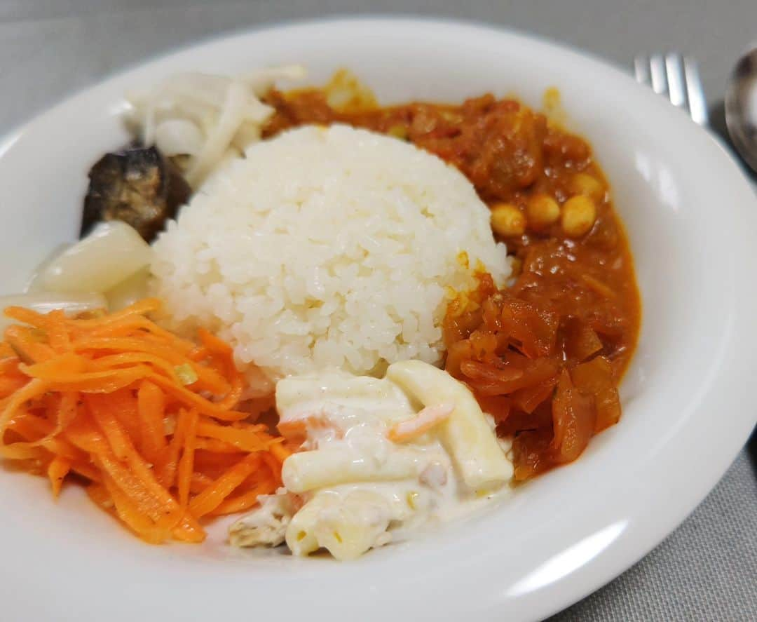 atsukoのインスタグラム：「暑いので チキンと豆のスパイスカレー作ったよ！  ファフナーの楽園プレートが カレーにぴったり！  #angela_jpn #スパイスカレー #蒼穹のファフナー」