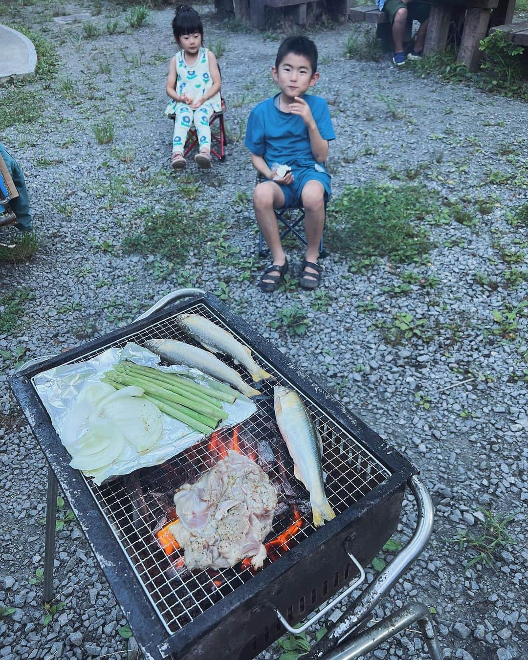 ジュジュさんのインスタグラム写真 - (ジュジュInstagram)「...☁️🌞  夏の香りがプンプン🩵  生き物が大好きな坊と🍙は川遊びが大好きなので探して @sanda_outdoor_center  に行って参りました👍　　 (めちゃ問い合わせあったのでフィード残します♡  川🐟の日帰りと宿泊と選べる施設🛖(日帰りでも予約いるからご注意  石で何箇所か区切ってあるから子供も安全に遊べる川でサイコー🩵 (結構岩はゴツゴツだから川の靴必須📝)  なのにこの施設は今年(2023)の９月までなんだってー😢残念過ぎるね...  今年の夏には何回か行きたいなぁ♡  #mgtfamday #2023 #july #滑ってウーフォスちぎれ事件」7月17日 13時08分 - hiraka