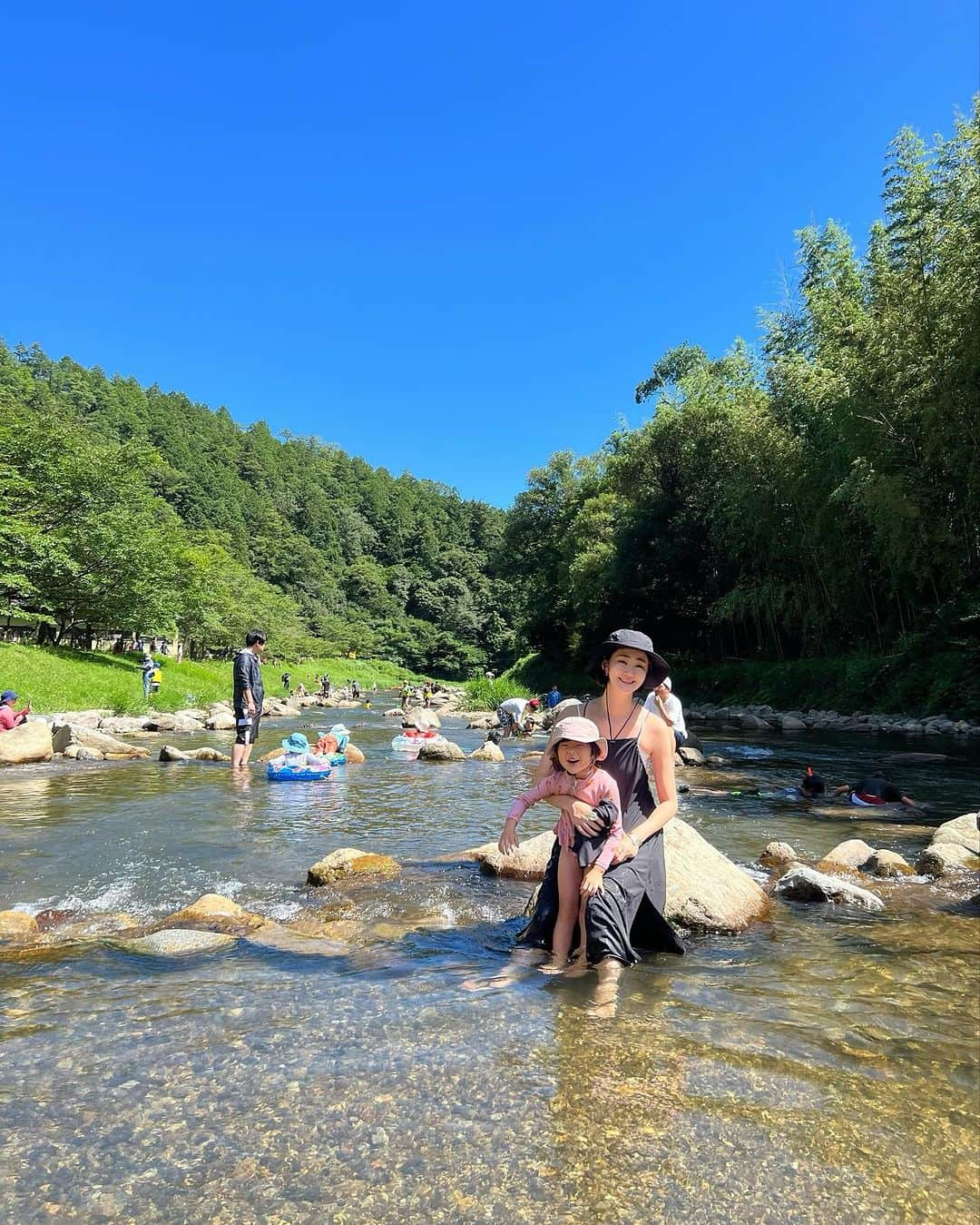 ジュジュさんのインスタグラム写真 - (ジュジュInstagram)「...☁️🌞  夏の香りがプンプン🩵  生き物が大好きな坊と🍙は川遊びが大好きなので探して @sanda_outdoor_center  に行って参りました👍　　 (めちゃ問い合わせあったのでフィード残します♡  川🐟の日帰りと宿泊と選べる施設🛖(日帰りでも予約いるからご注意  石で何箇所か区切ってあるから子供も安全に遊べる川でサイコー🩵 (結構岩はゴツゴツだから川の靴必須📝)  なのにこの施設は今年(2023)の９月までなんだってー😢残念過ぎるね...  今年の夏には何回か行きたいなぁ♡  #mgtfamday #2023 #july #滑ってウーフォスちぎれ事件」7月17日 13時08分 - hiraka