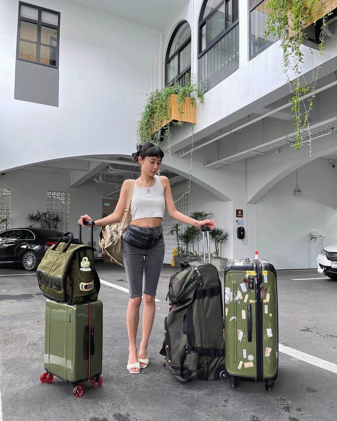 Juriさんのインスタグラム写真 - (JuriInstagram)「スーツケースが意図せず全て緑になってた🍃旅でよく履いてたデニム、タンクは @_juemi_ です。💚💚💚」7月17日 13時10分 - juritakiguchi